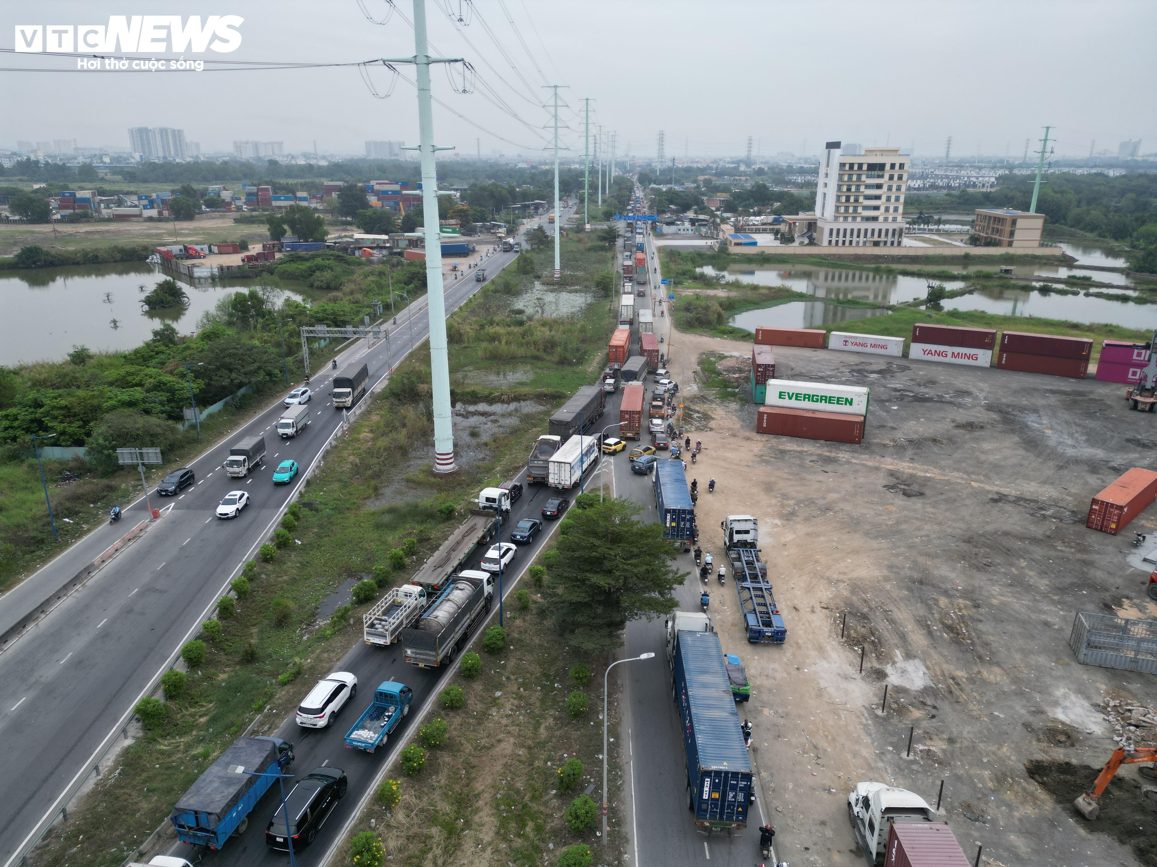 Cận Tết, các tuyến đường xung quanh cảng Cát Lái kẹt xe 'không lối thoát' - 10