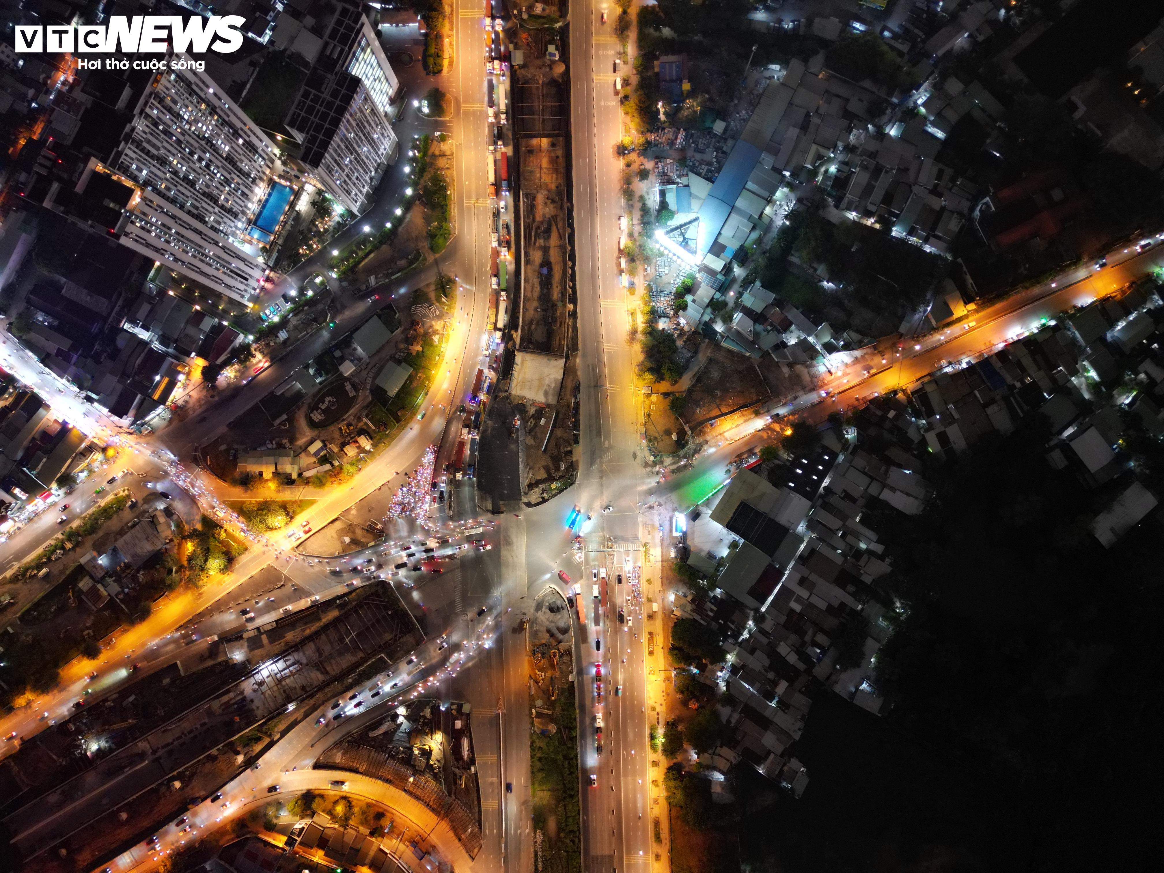 Công nhân thi công xuyên Tết ở dự án trọng điểm của TP.HCM - 1