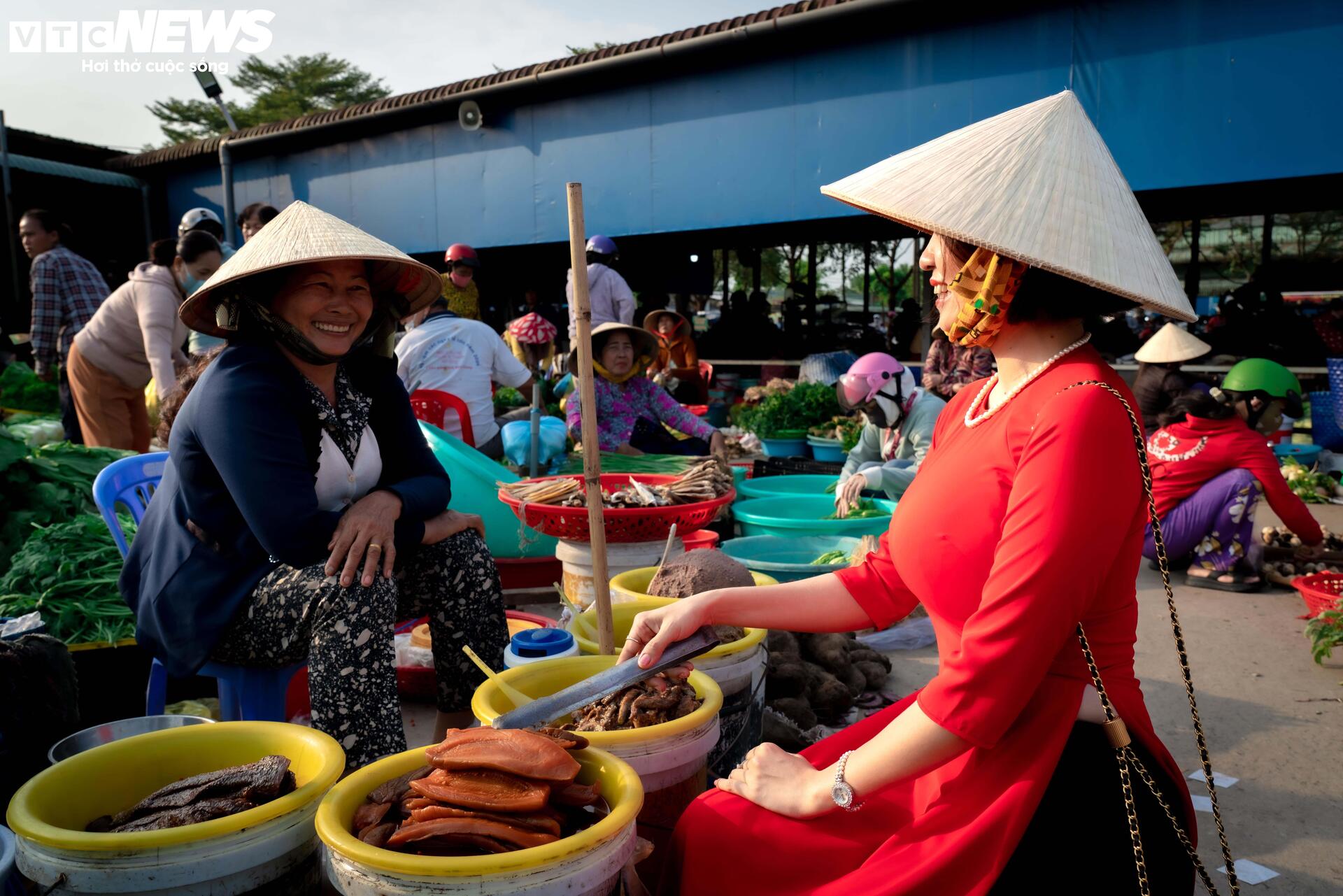 Sắm Tết ở chợ có tên độc đáo nhất miền Tây  - 10