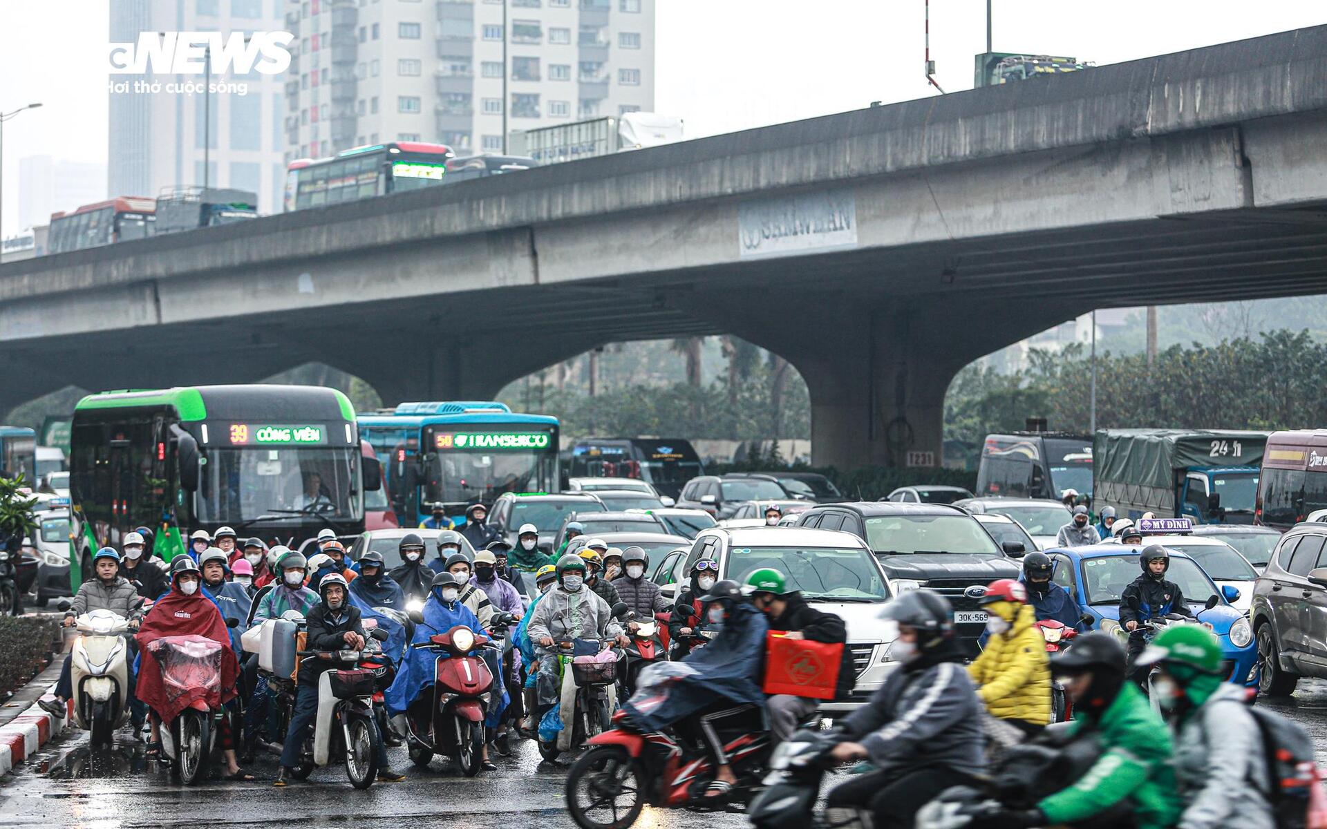 Ngày đầu nghỉ Tết, dân đội mưa rét về quê từ mờ sáng vẫn không thoát cảnh ùn tắc - 17