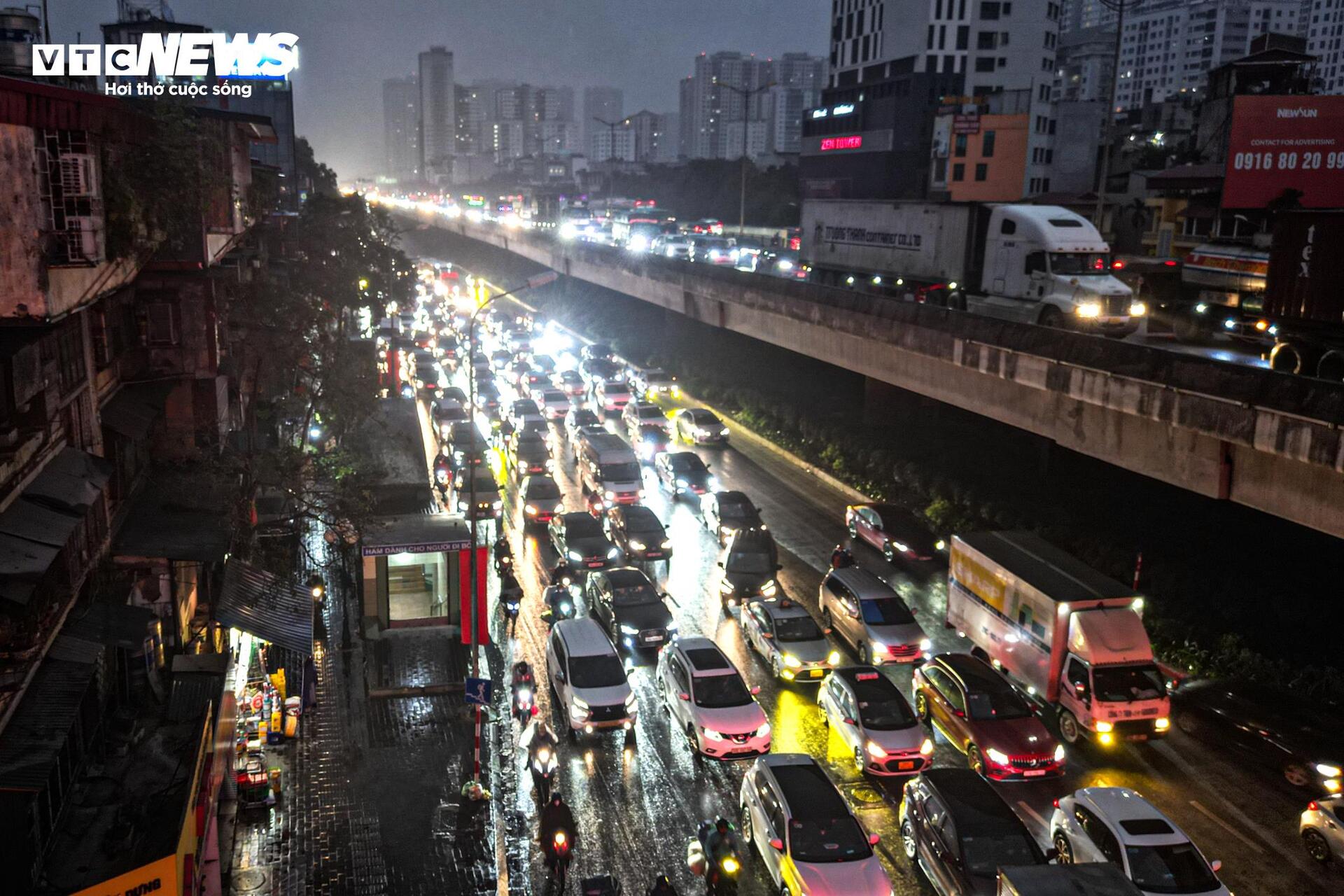 Ngày đầu nghỉ Tết, dân đội mưa rét về quê từ mờ sáng vẫn không thoát cảnh ùn tắc - 2