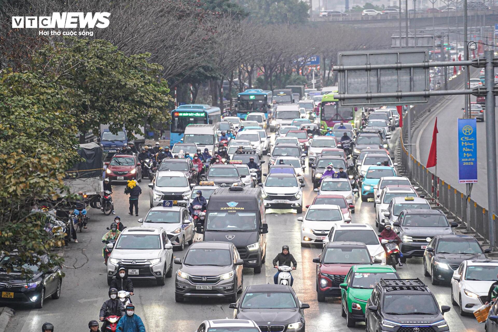 Ngày đầu nghỉ Tết, dân đội mưa rét về quê từ mờ sáng vẫn không thoát cảnh ùn tắc - 10