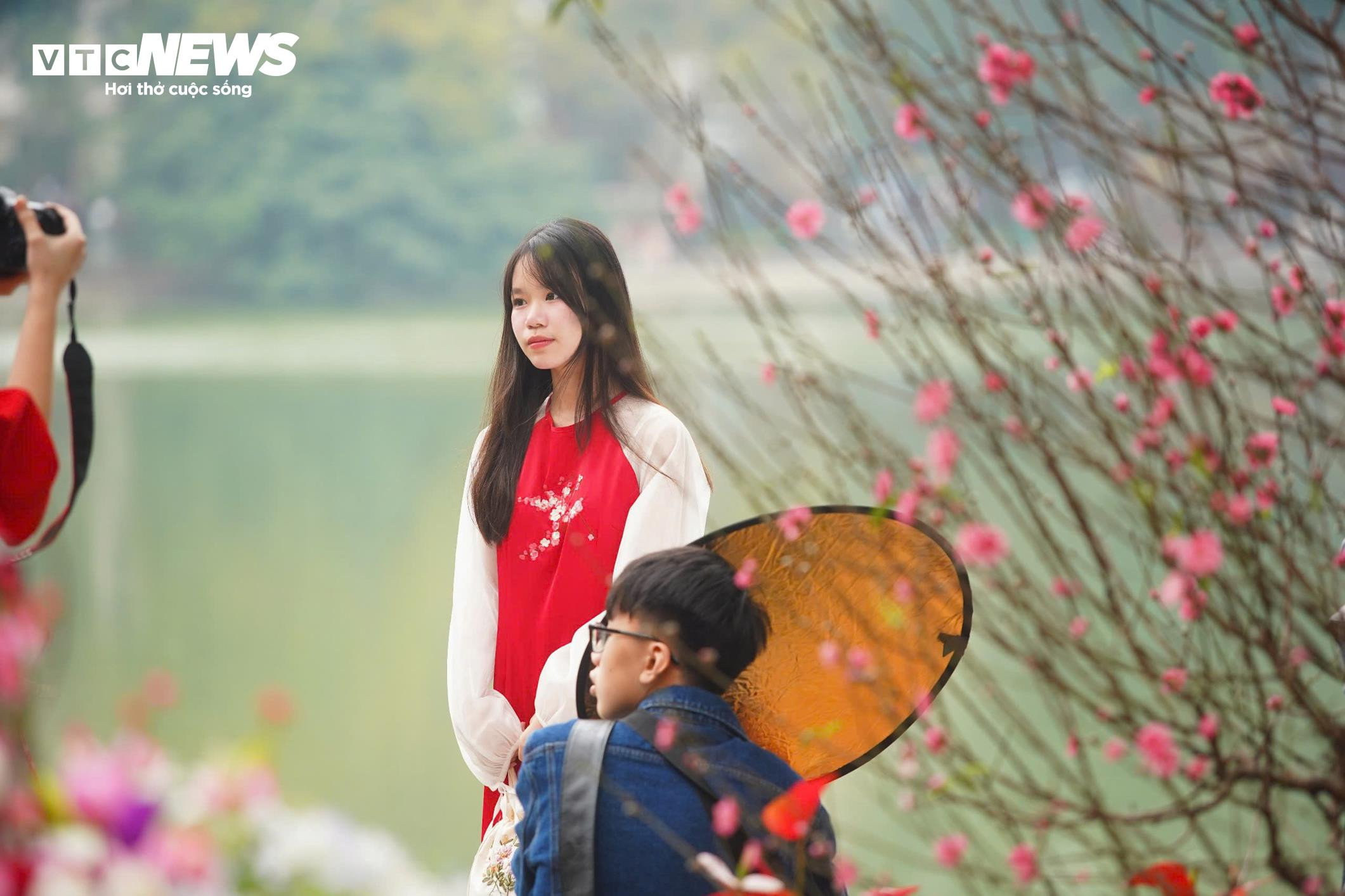 Thiếu nữ Hà Nội diện áo dài bên hoa đào, dạo hồ Gươm dịp cuối năm - 7