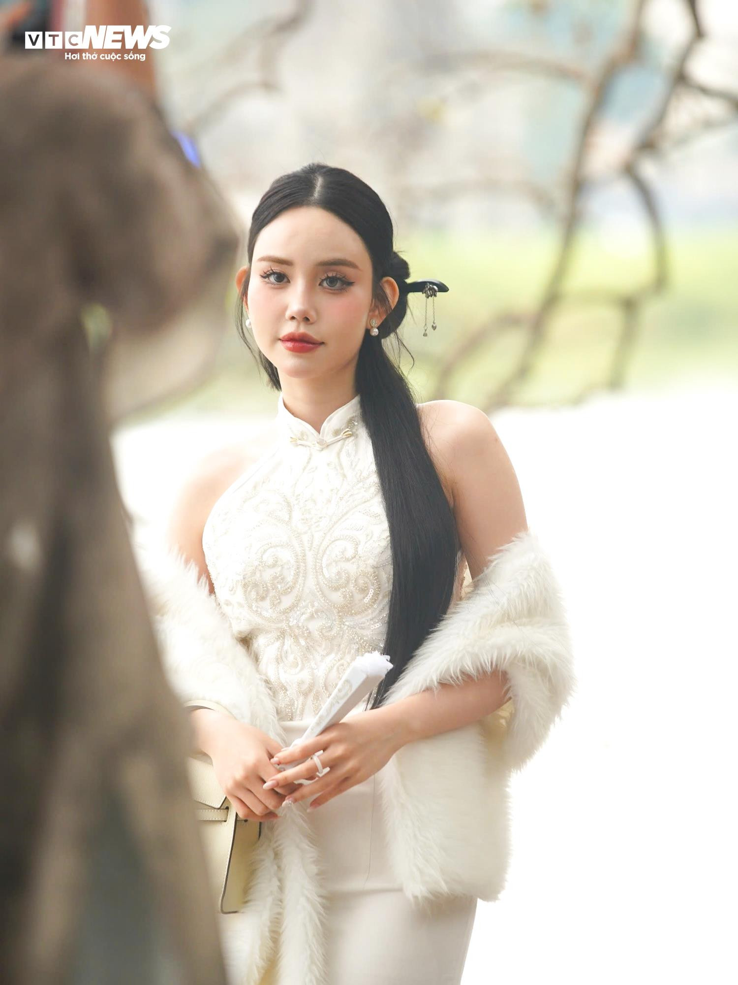 Thiếu nữ Hà Nội diện áo dài bên hoa đào, dạo hồ Gươm dịp cuối năm - 8