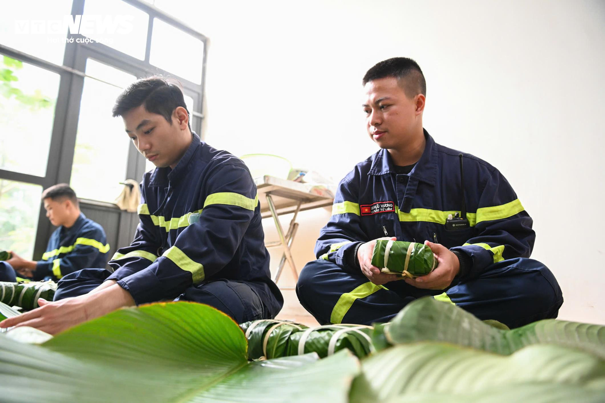 Lính cứu hoả trổ tài gói bánh chưng, sẵn sàng trực chiến xuyên Tết - 9