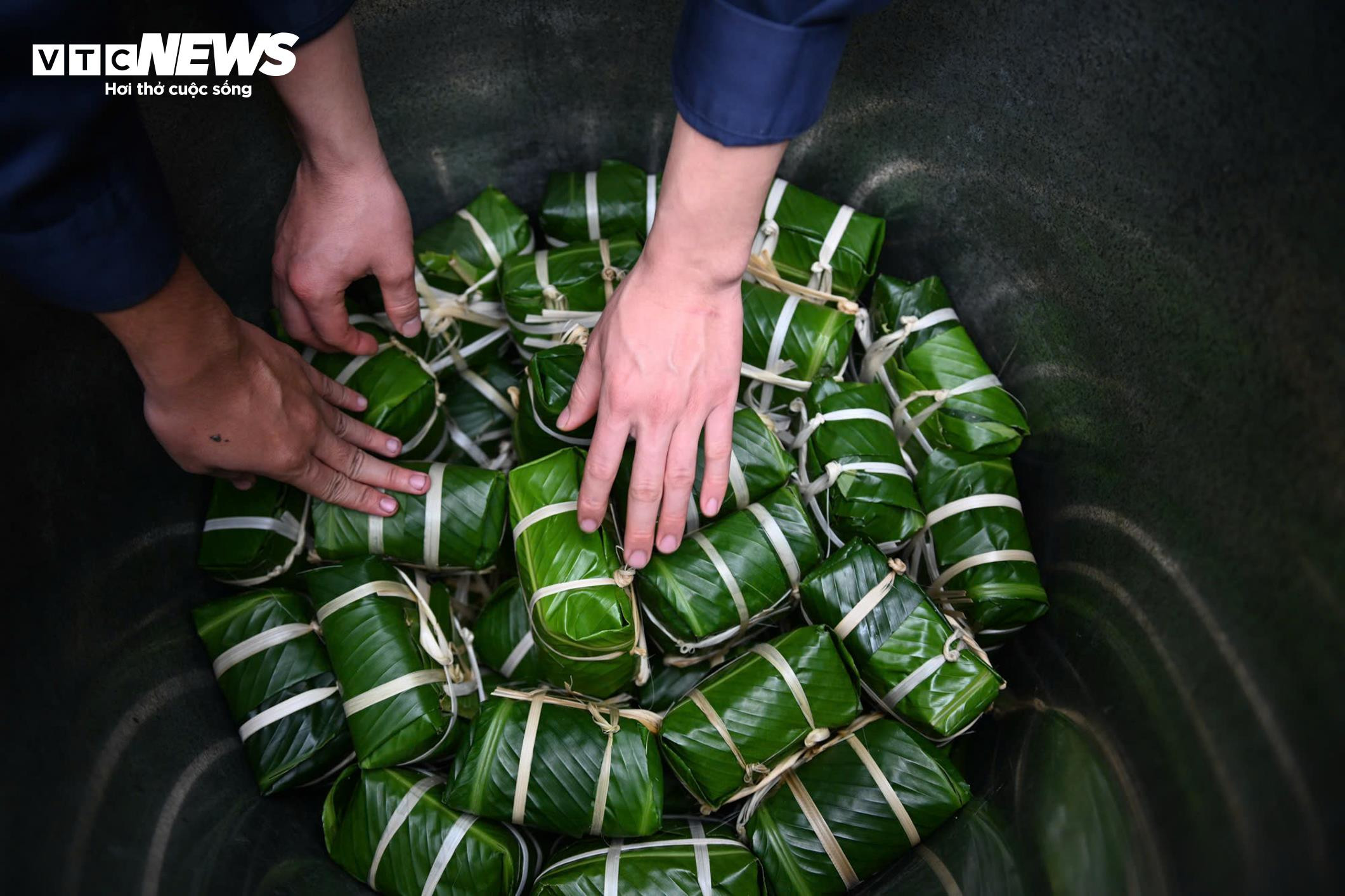 Lính cứu hoả trổ tài gói bánh chưng, sẵn sàng trực chiến xuyên Tết - 12