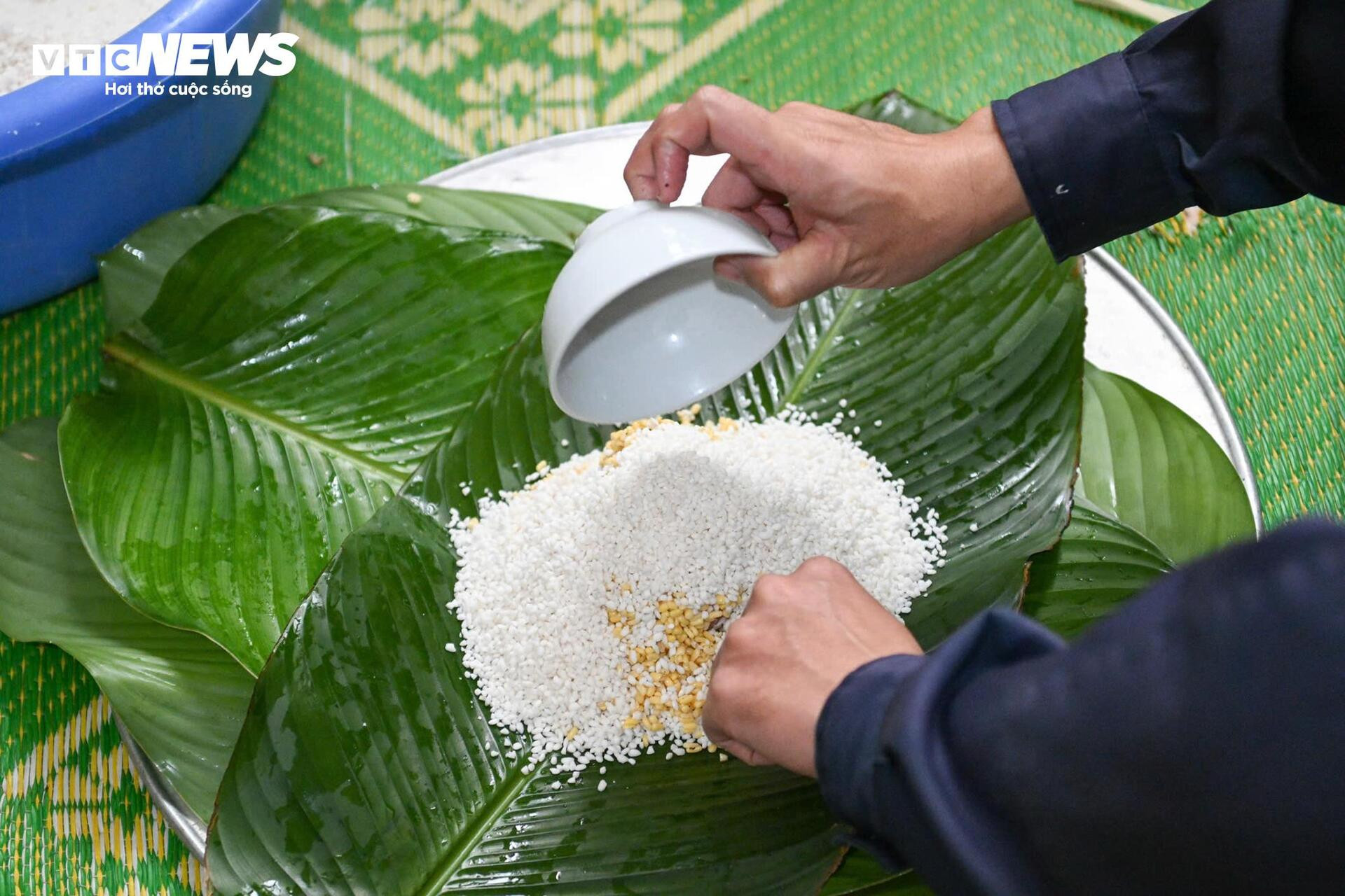 Lính cứu hoả trổ tài gói bánh chưng, sẵn sàng trực chiến xuyên Tết - 4