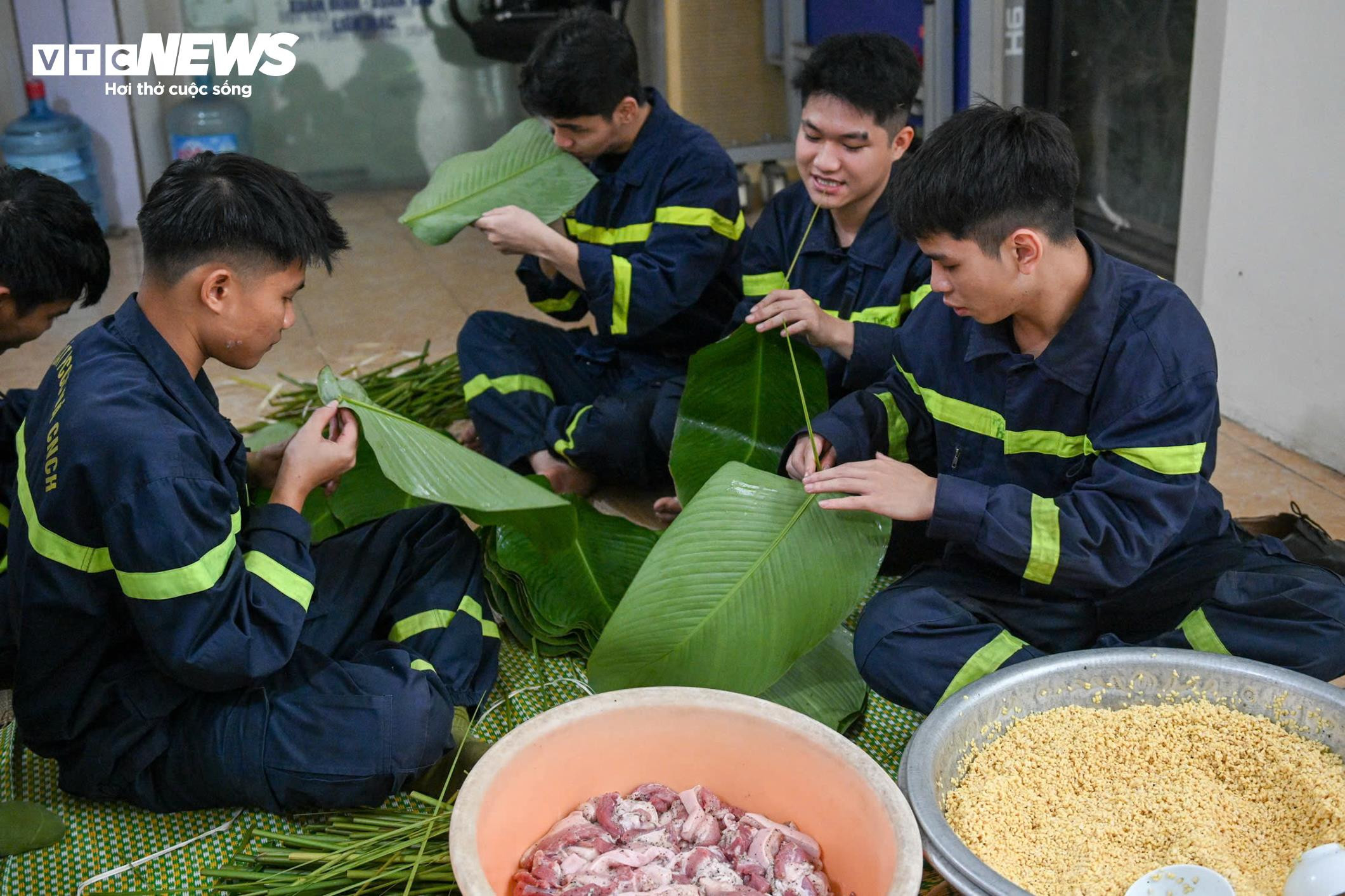 Lính cứu hoả trổ tài gói bánh chưng, sẵn sàng trực chiến xuyên Tết - 8