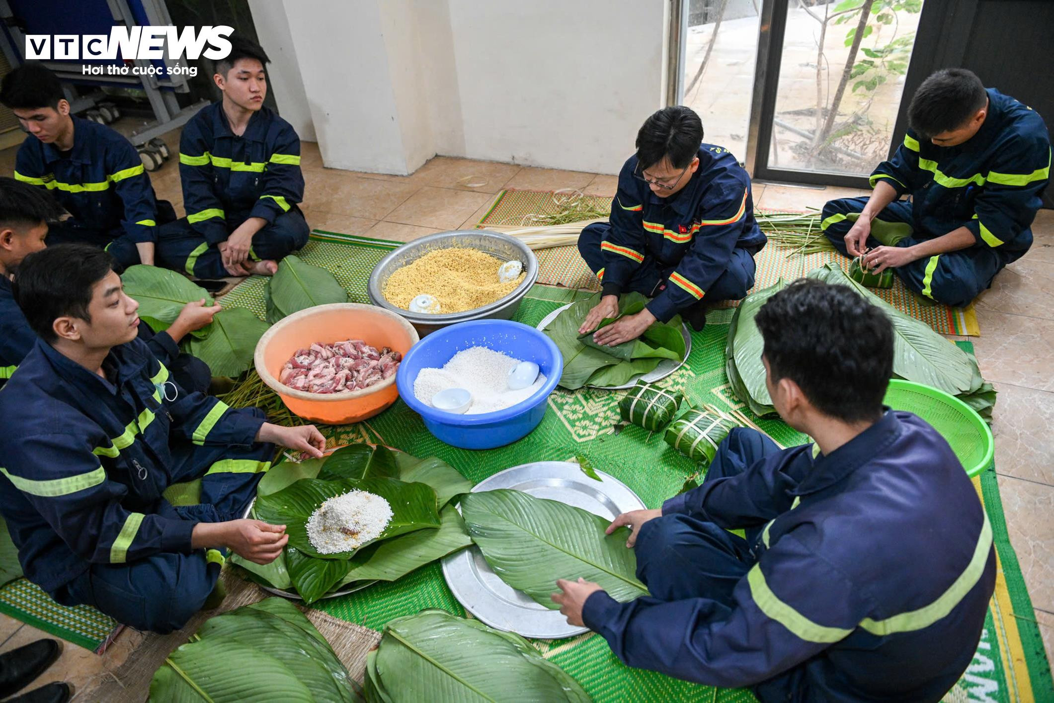Lính cứu hoả trổ tài gói bánh chưng, sẵn sàng trực chiến xuyên Tết - 7