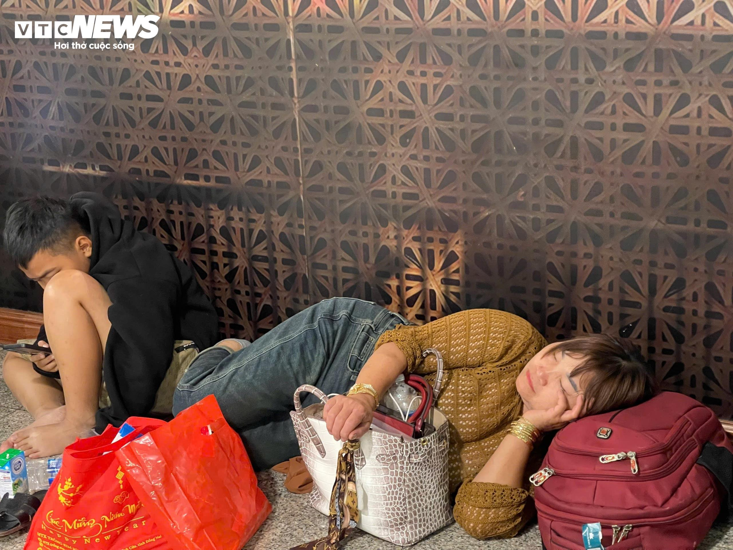 Khách nằm, ngồi vạ vật ở sân bay Tân Sơn Nhất vì bị delay - 3