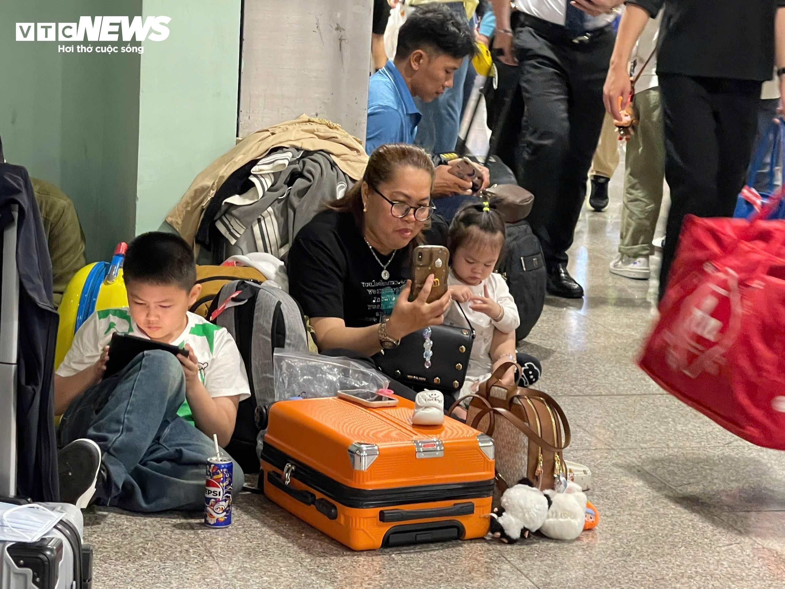Khách nằm, ngồi vạ vật ở sân bay Tân Sơn Nhất vì bị delay - 4