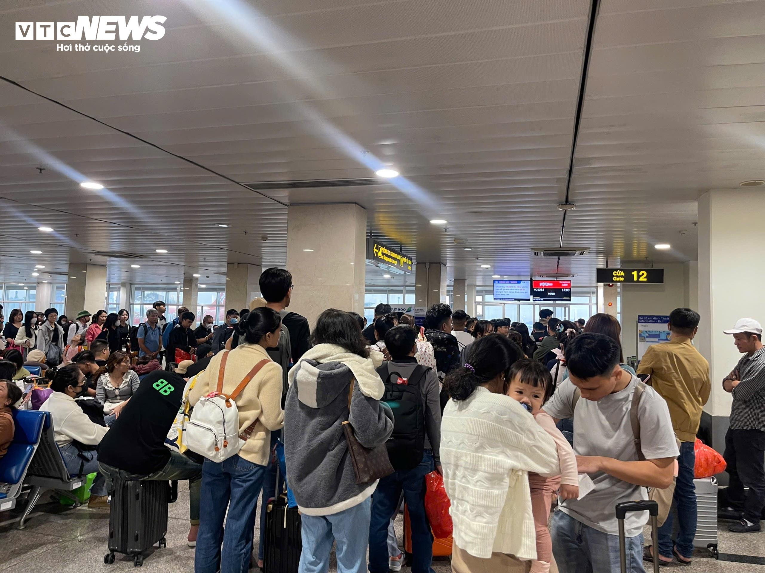 Khách nằm, ngồi vạ vật ở sân bay Tân Sơn Nhất vì bị delay - 2