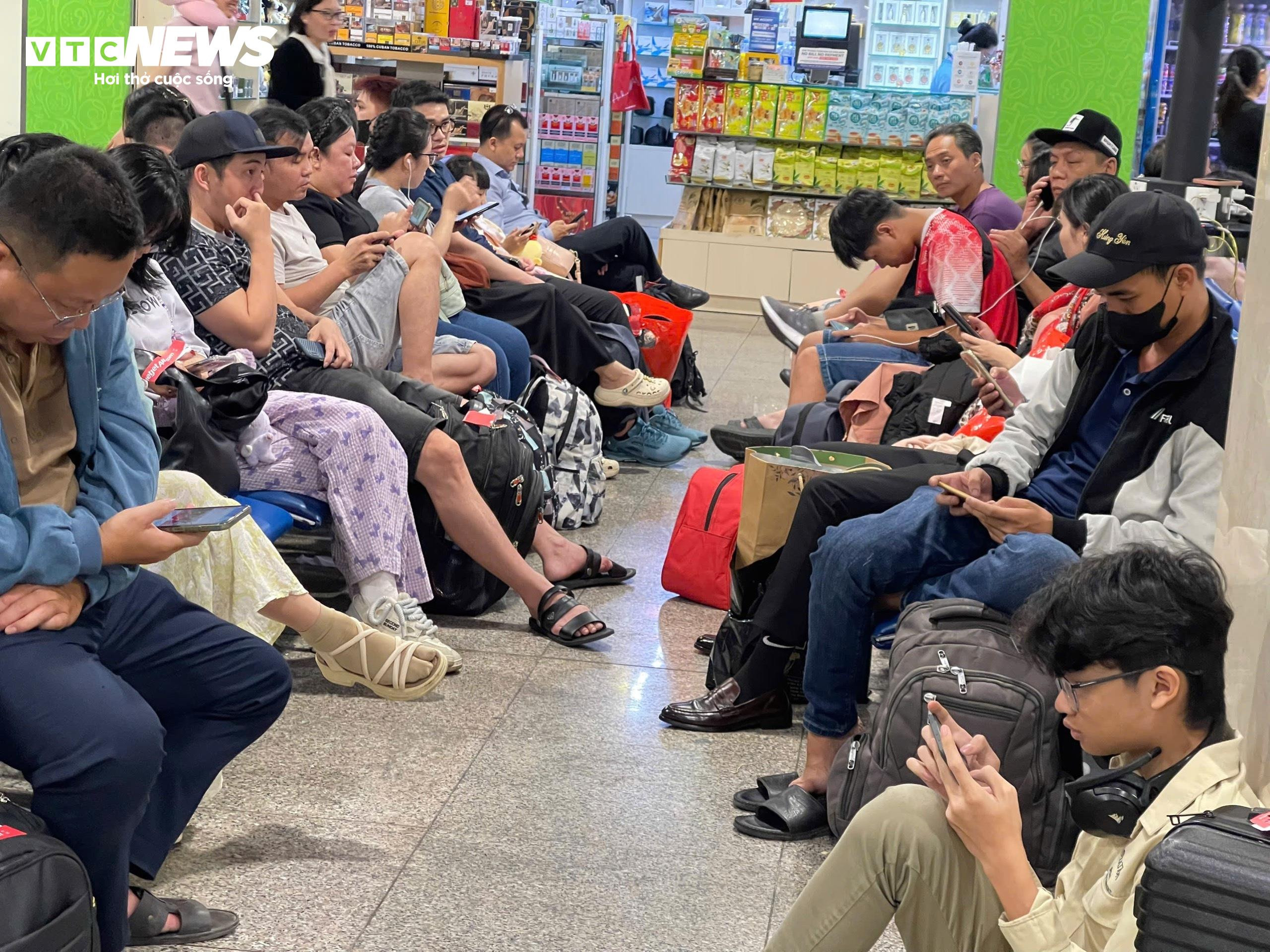 Khách nằm, ngồi vạ vật ở sân bay Tân Sơn Nhất vì bị delay - 7