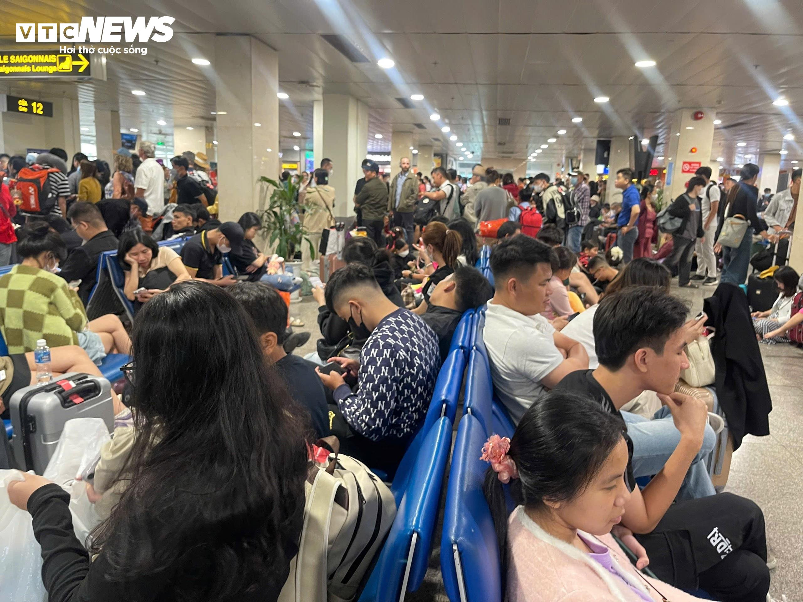 Khách nằm, ngồi vạ vật ở sân bay Tân Sơn Nhất vì bị delay - 5