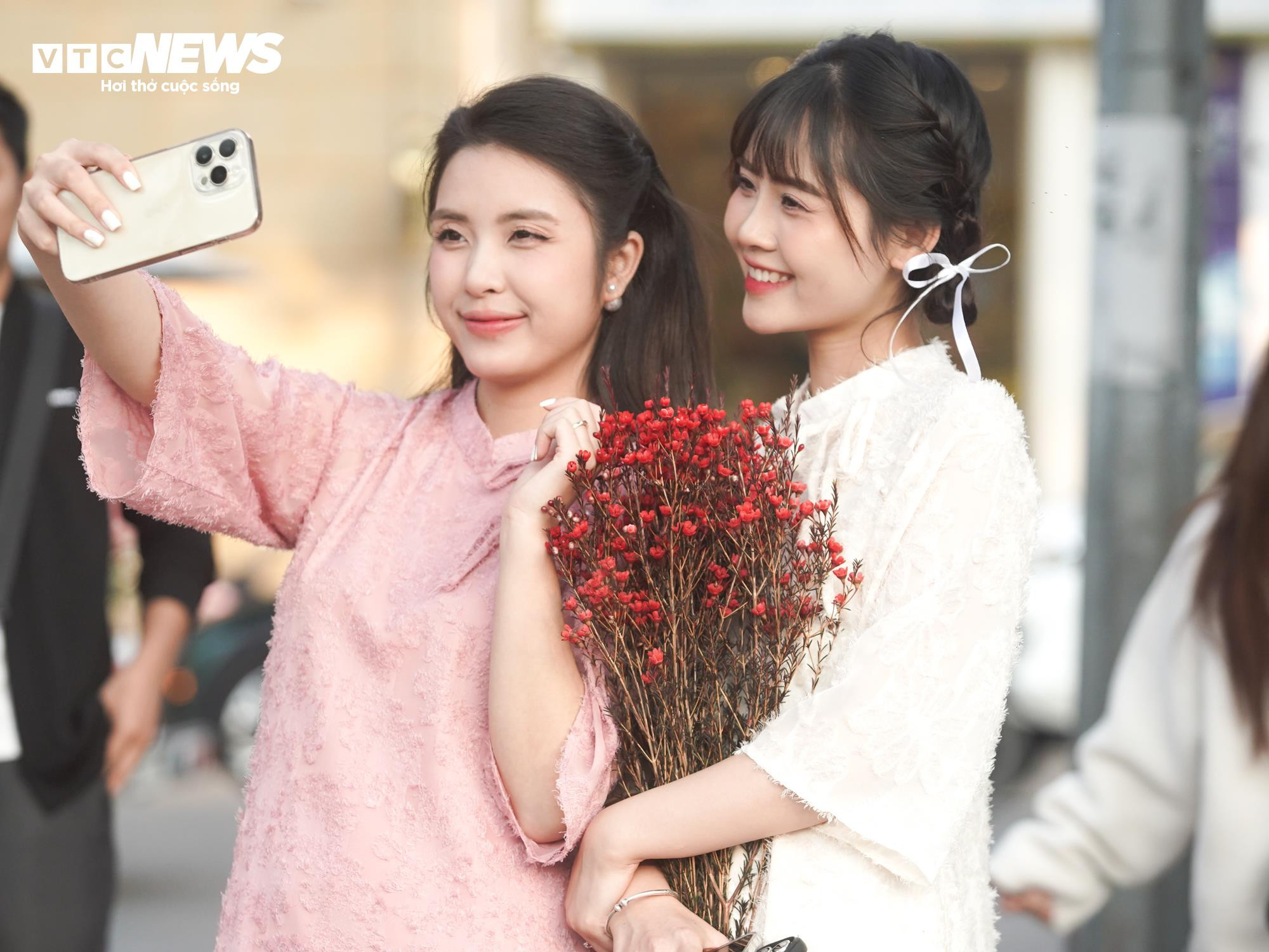 Thiếu nữ Hà Nội diện áo dài bên hoa đào, dạo hồ Gươm dịp cuối năm - 4