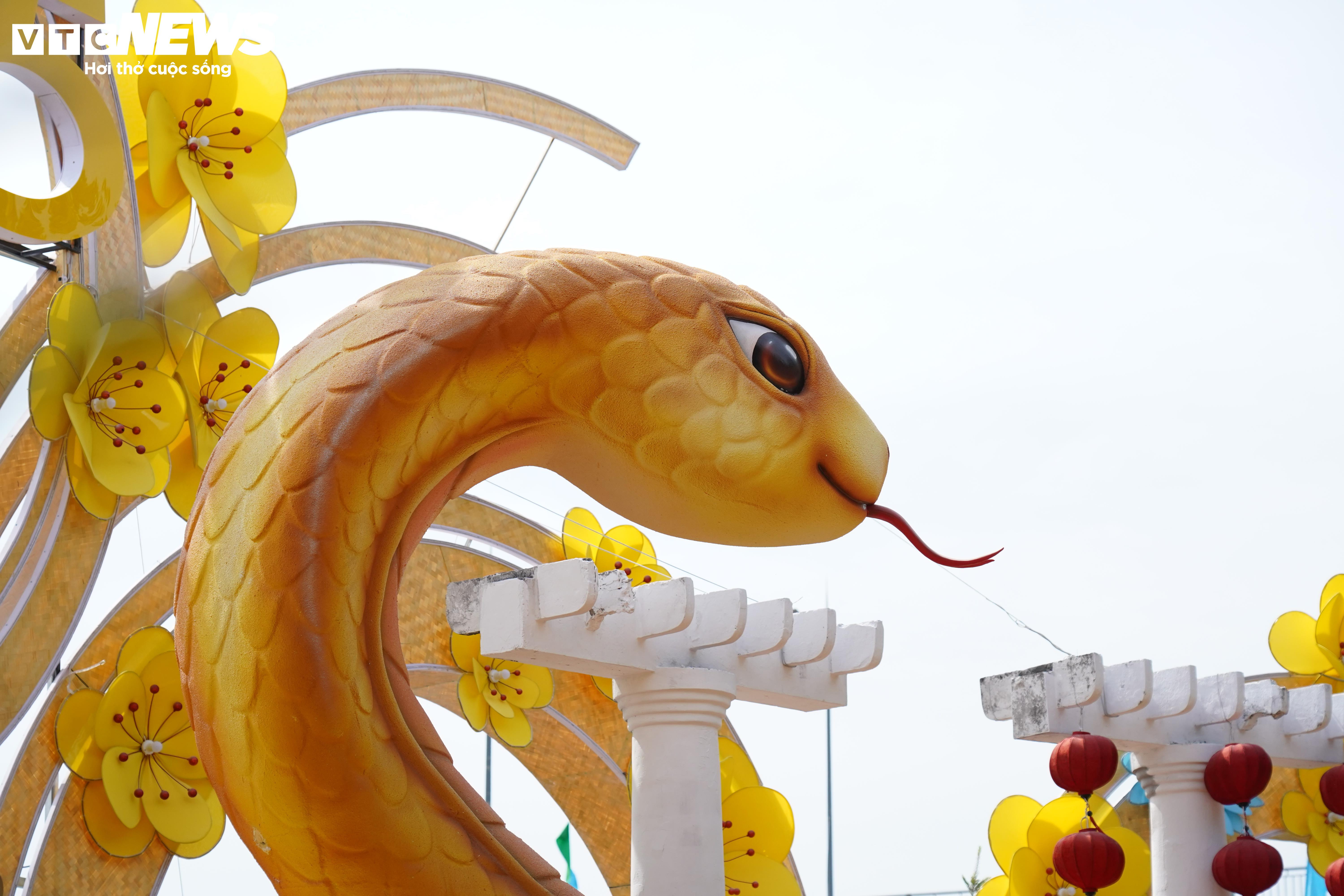 Lộ diện linh vật rắn ở đường hoa ven sông Đồng Nai - 5