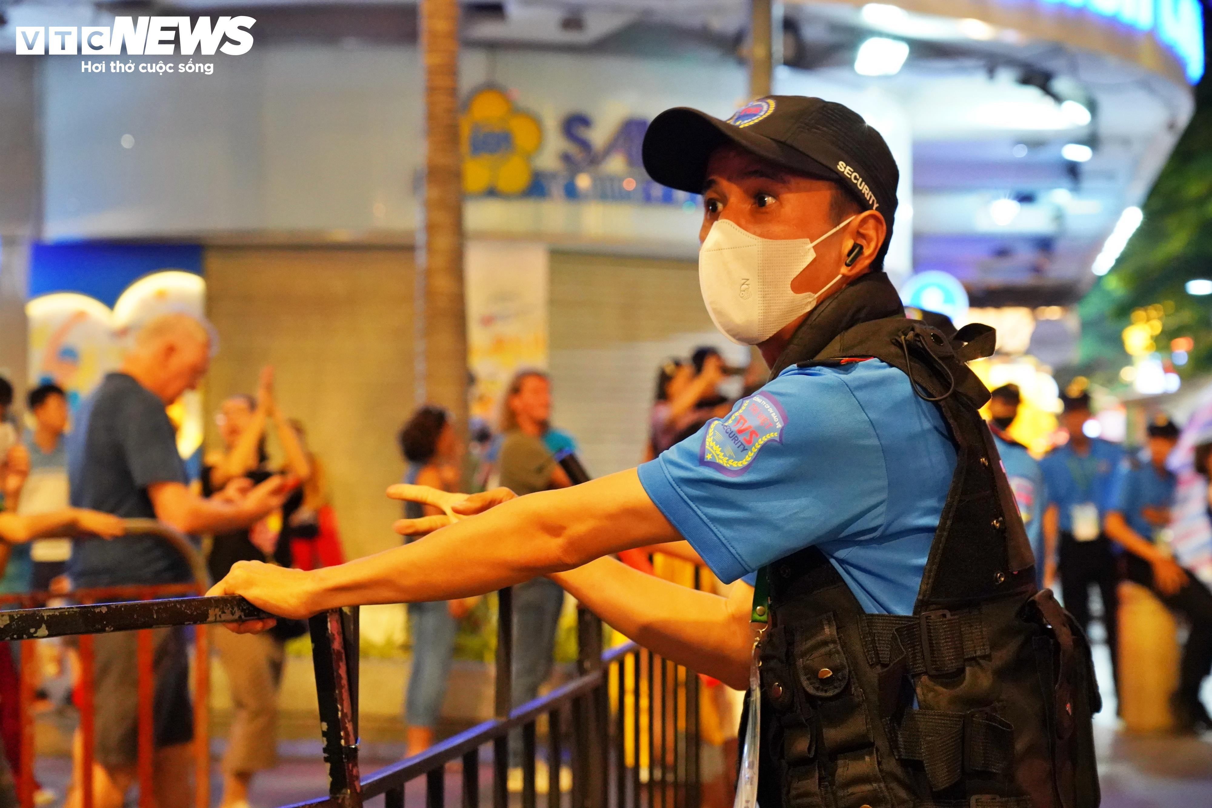 Du khách đứng chật kín xem khai mạc đường hoa Nguyễn Huệ - 6