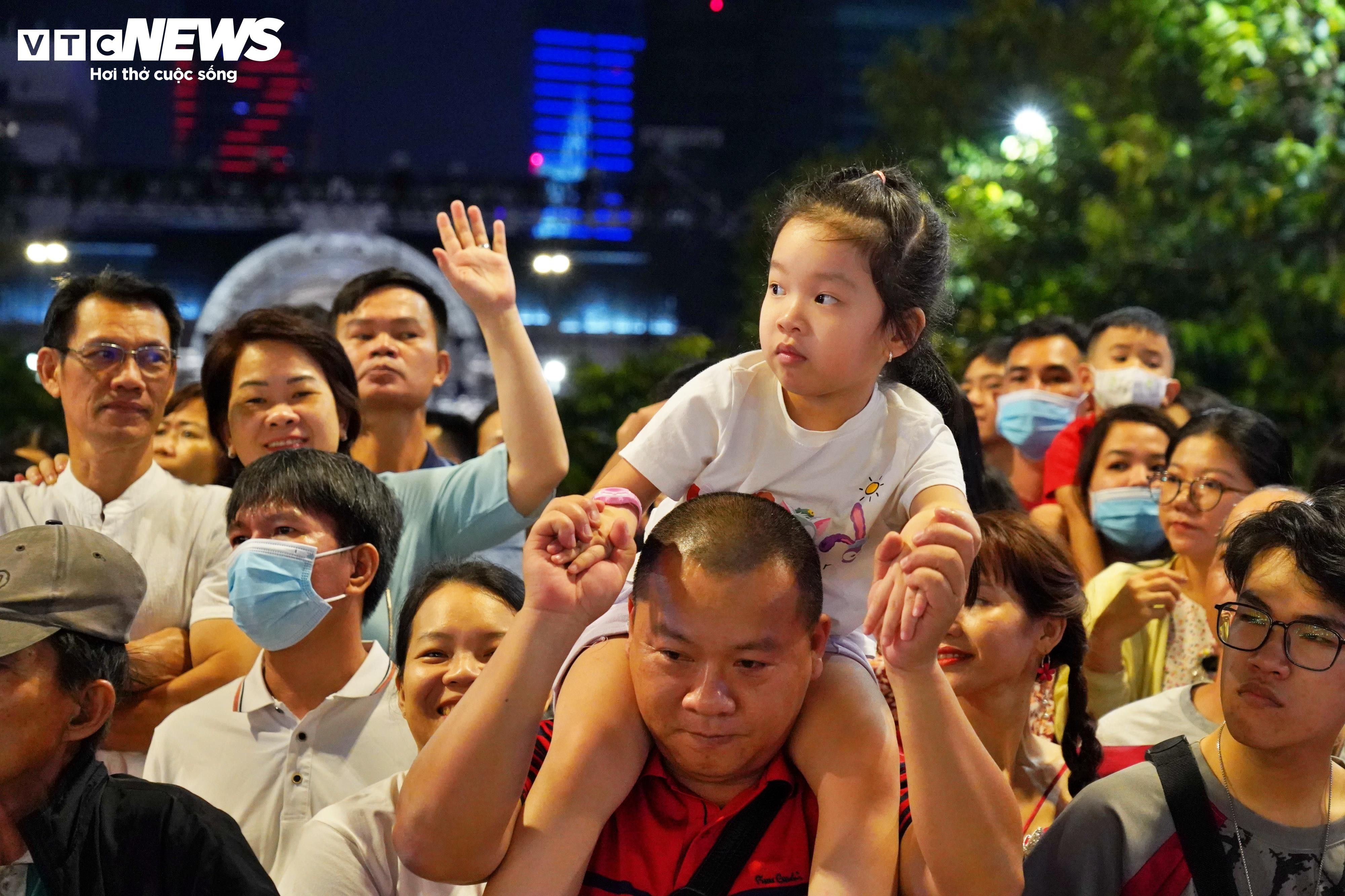 Du khách đứng chật kín xem khai mạc đường hoa Nguyễn Huệ - 11