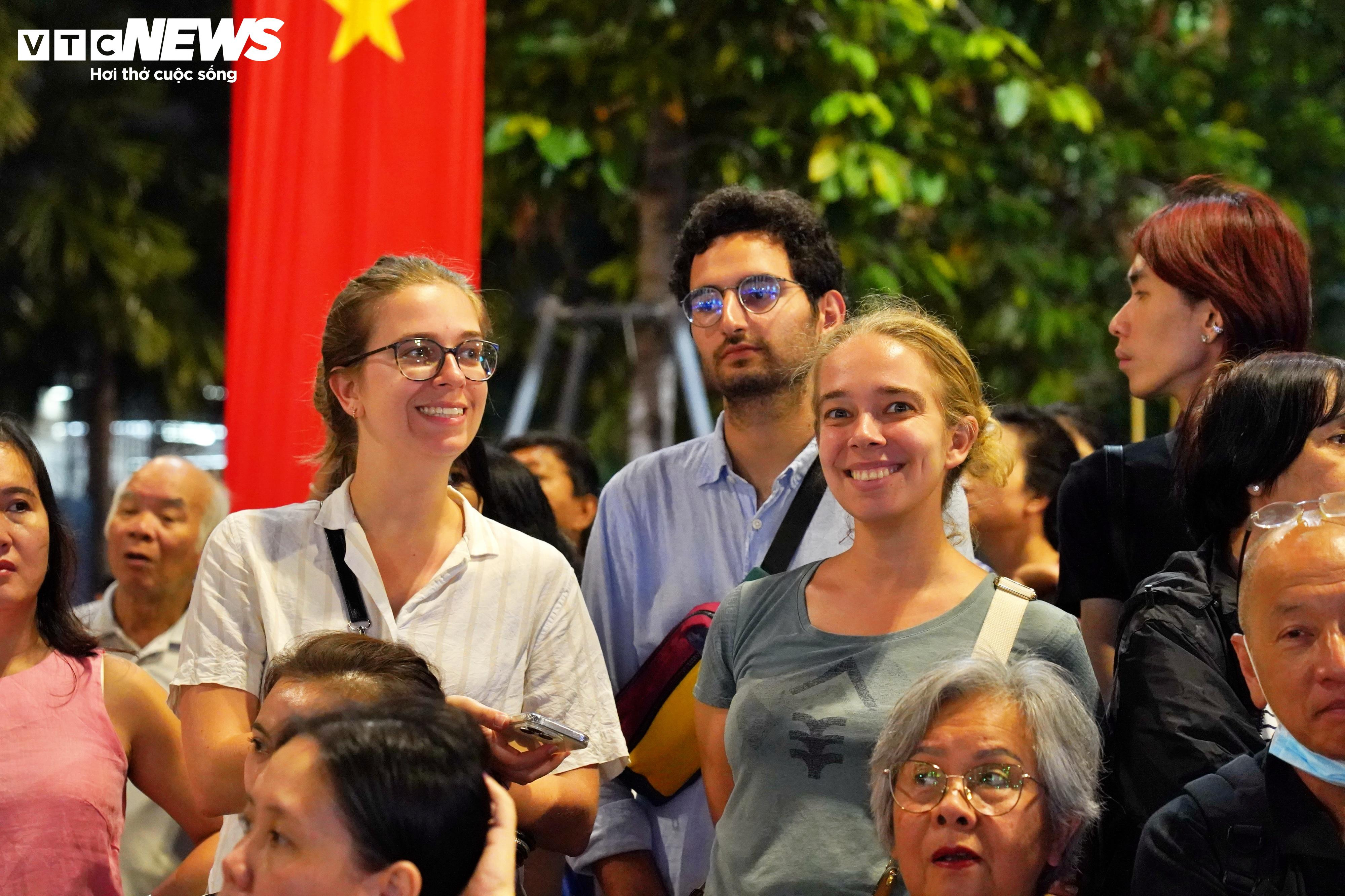 Du khách đứng chật kín xem khai mạc đường hoa Nguyễn Huệ - 7