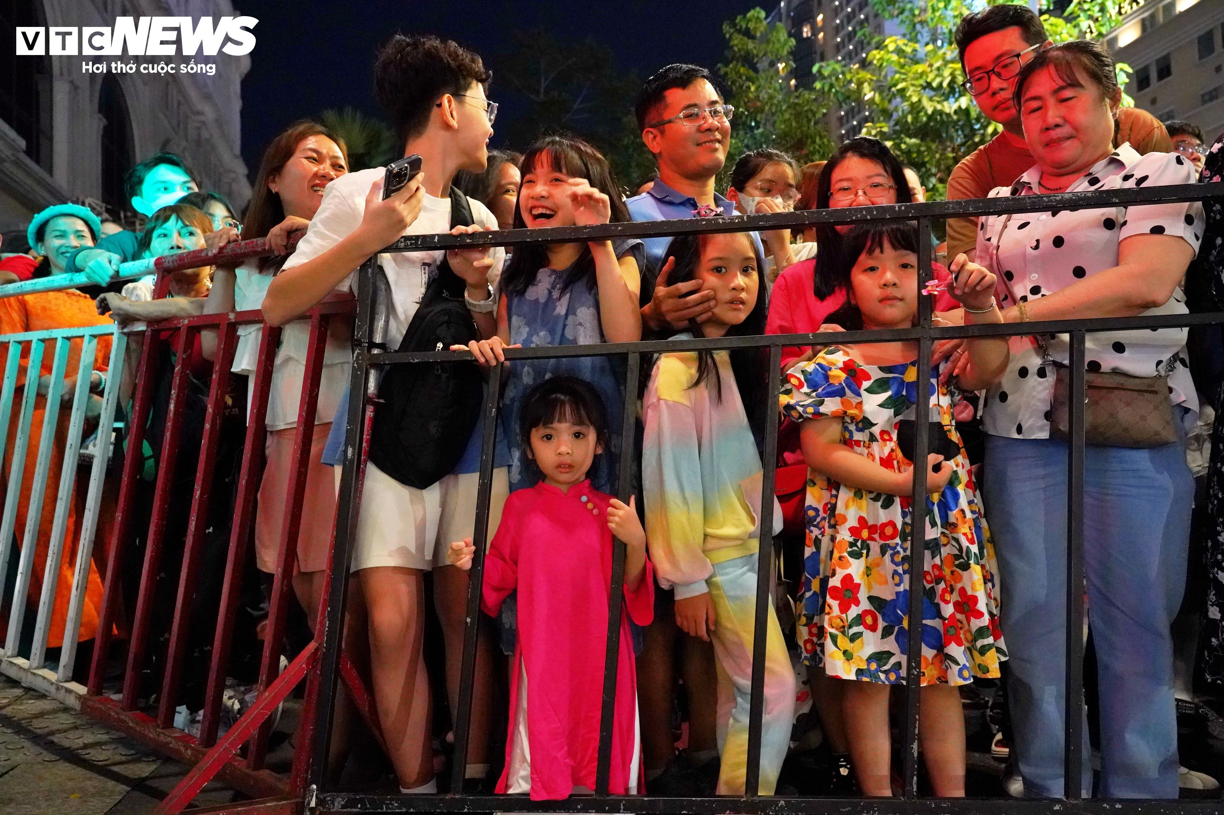 Du khách đứng chật kín xem khai mạc đường hoa Nguyễn Huệ - 10