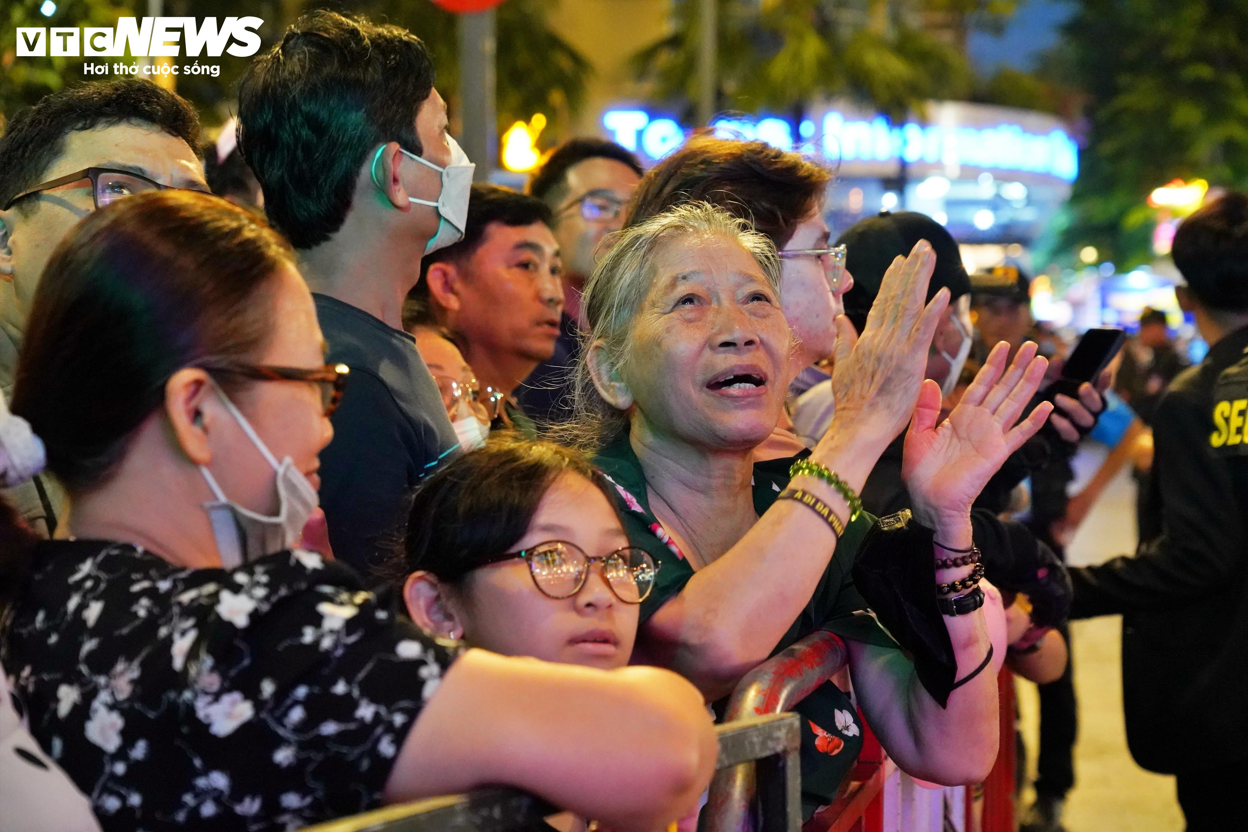 Du khách đứng chật kín xem khai mạc đường hoa Nguyễn Huệ - 8