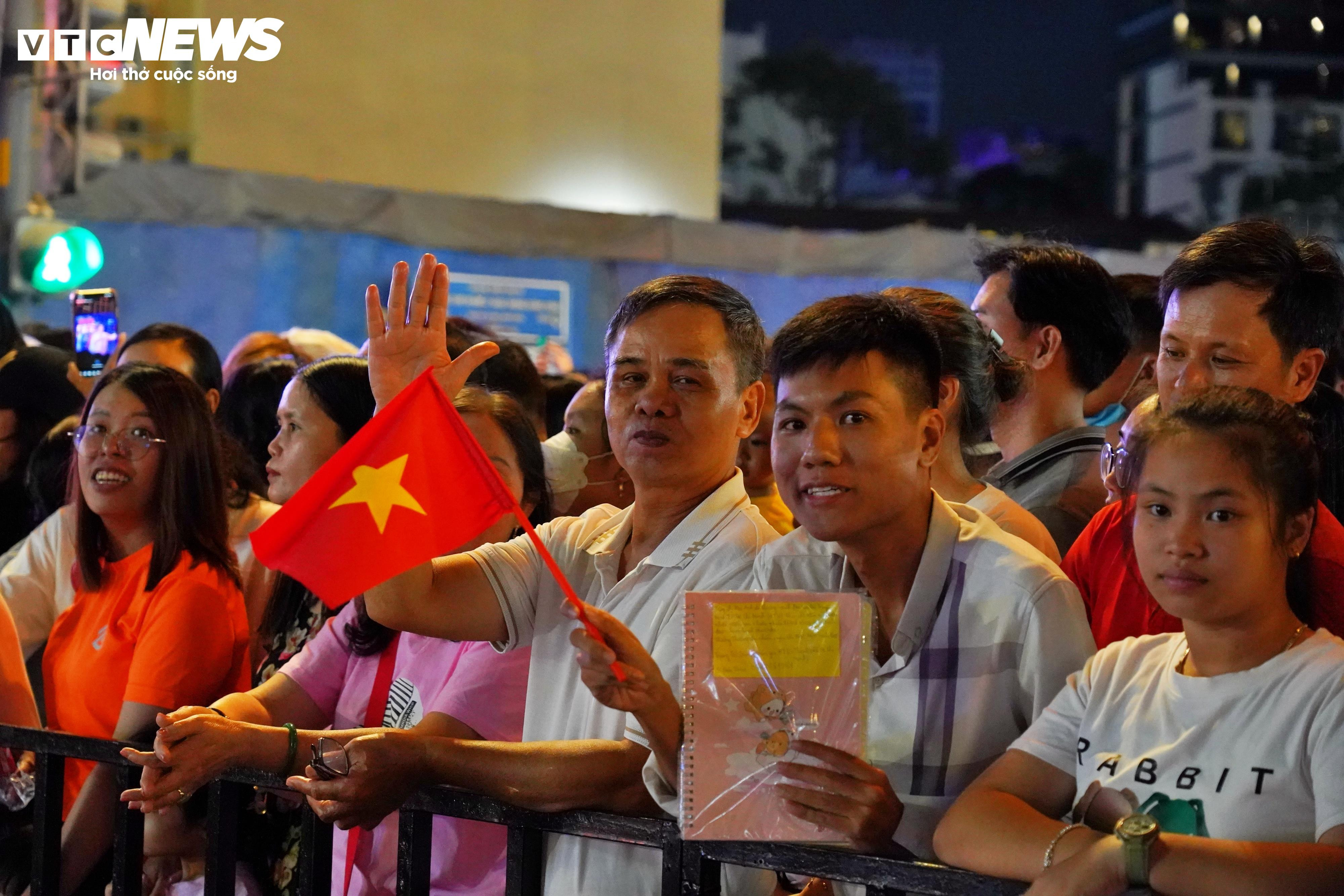 Du khách đứng chật kín xem khai mạc đường hoa Nguyễn Huệ - 4