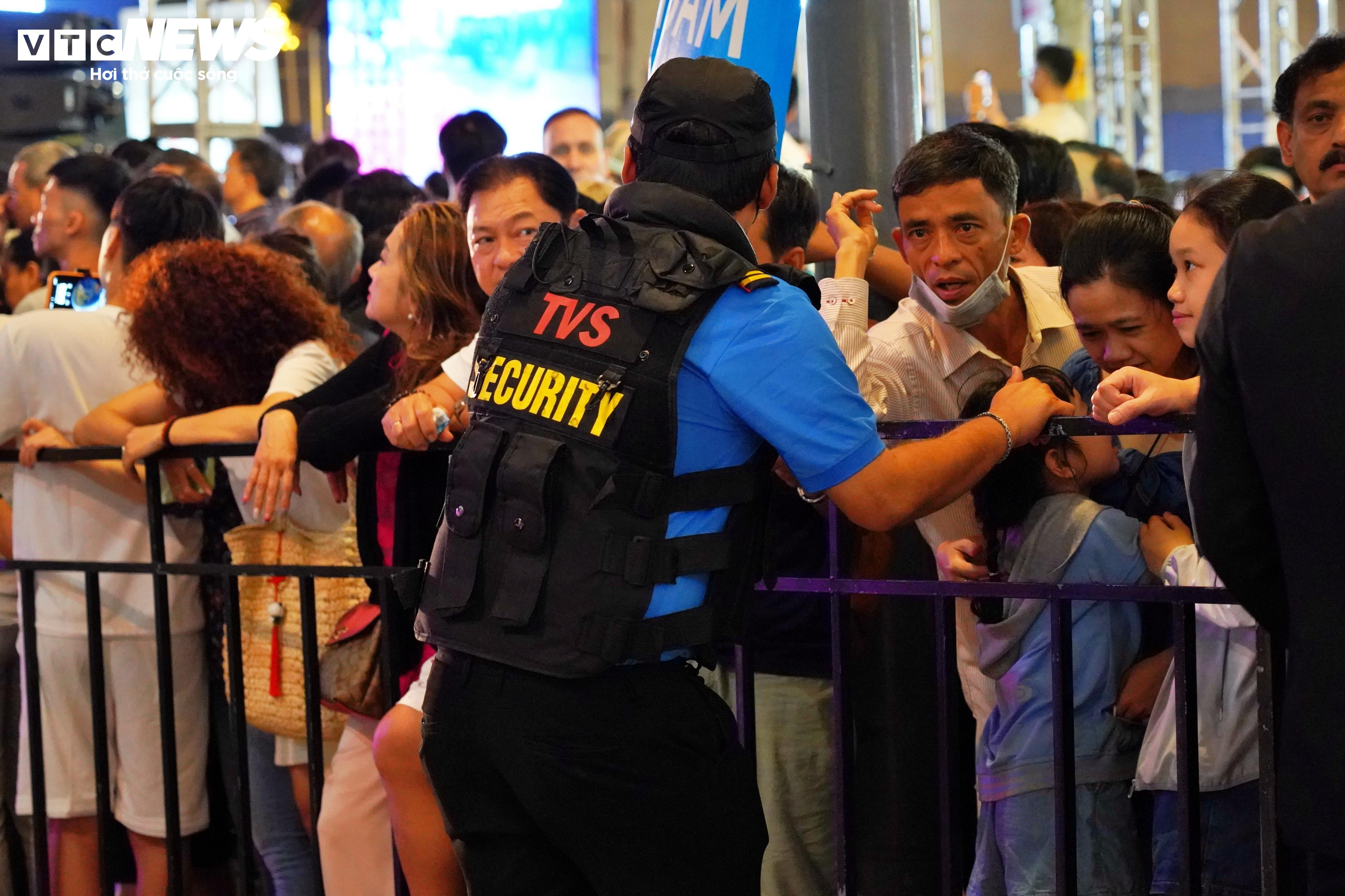 Du khách đứng chật kín xem khai mạc đường hoa Nguyễn Huệ - 3