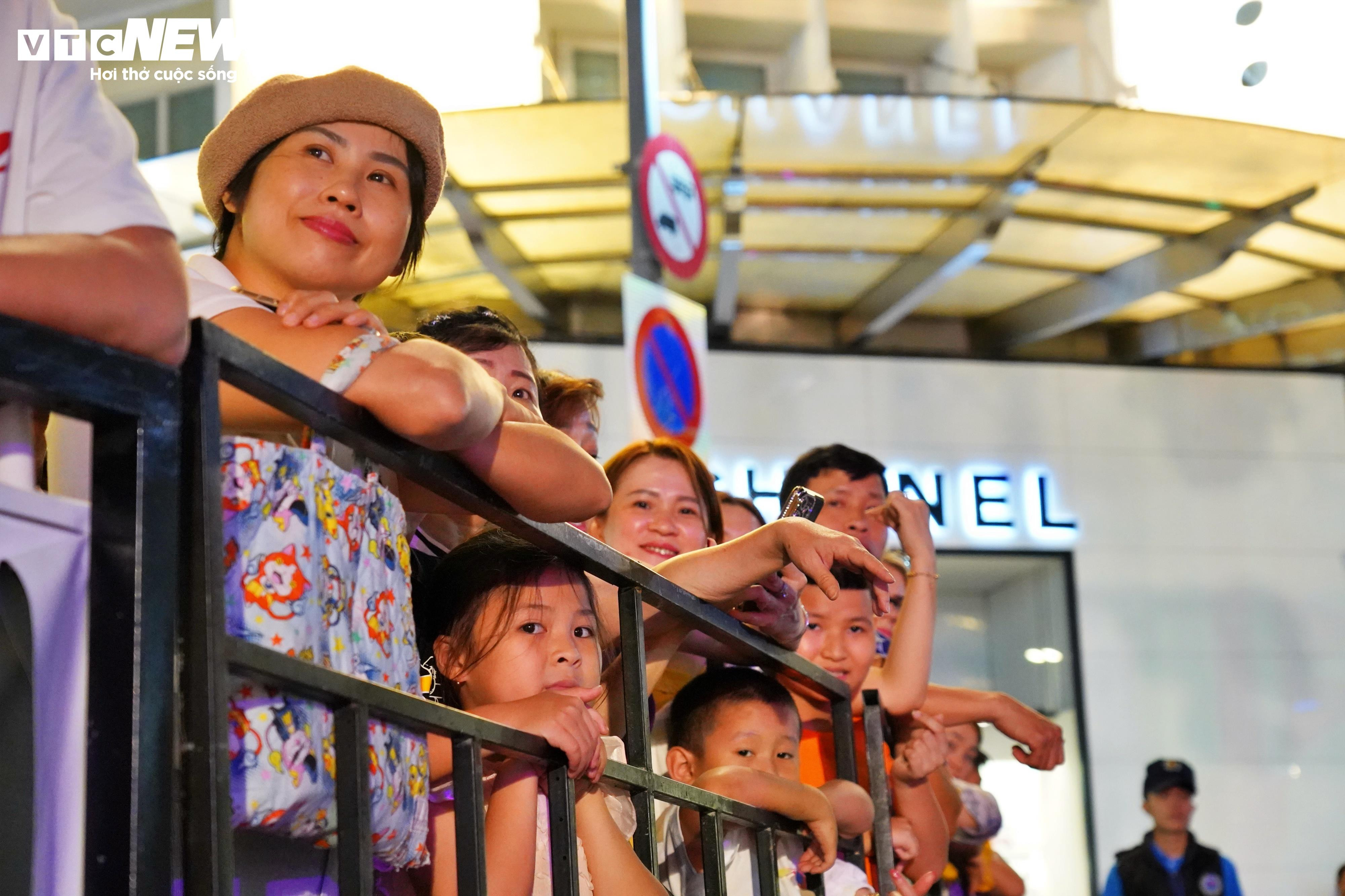 Du khách đứng chật kín xem khai mạc đường hoa Nguyễn Huệ - 9