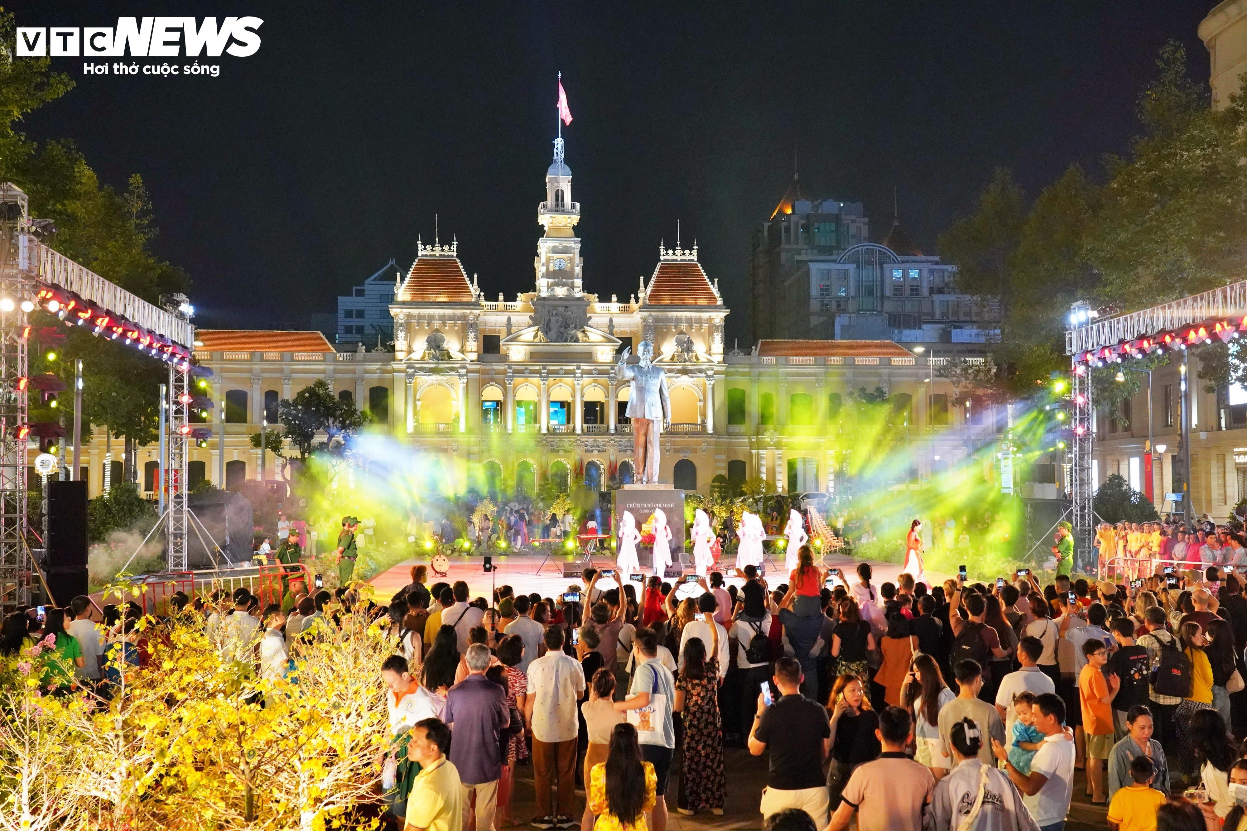 Du khách đứng chật kín xem khai mạc đường hoa Nguyễn Huệ - 13
