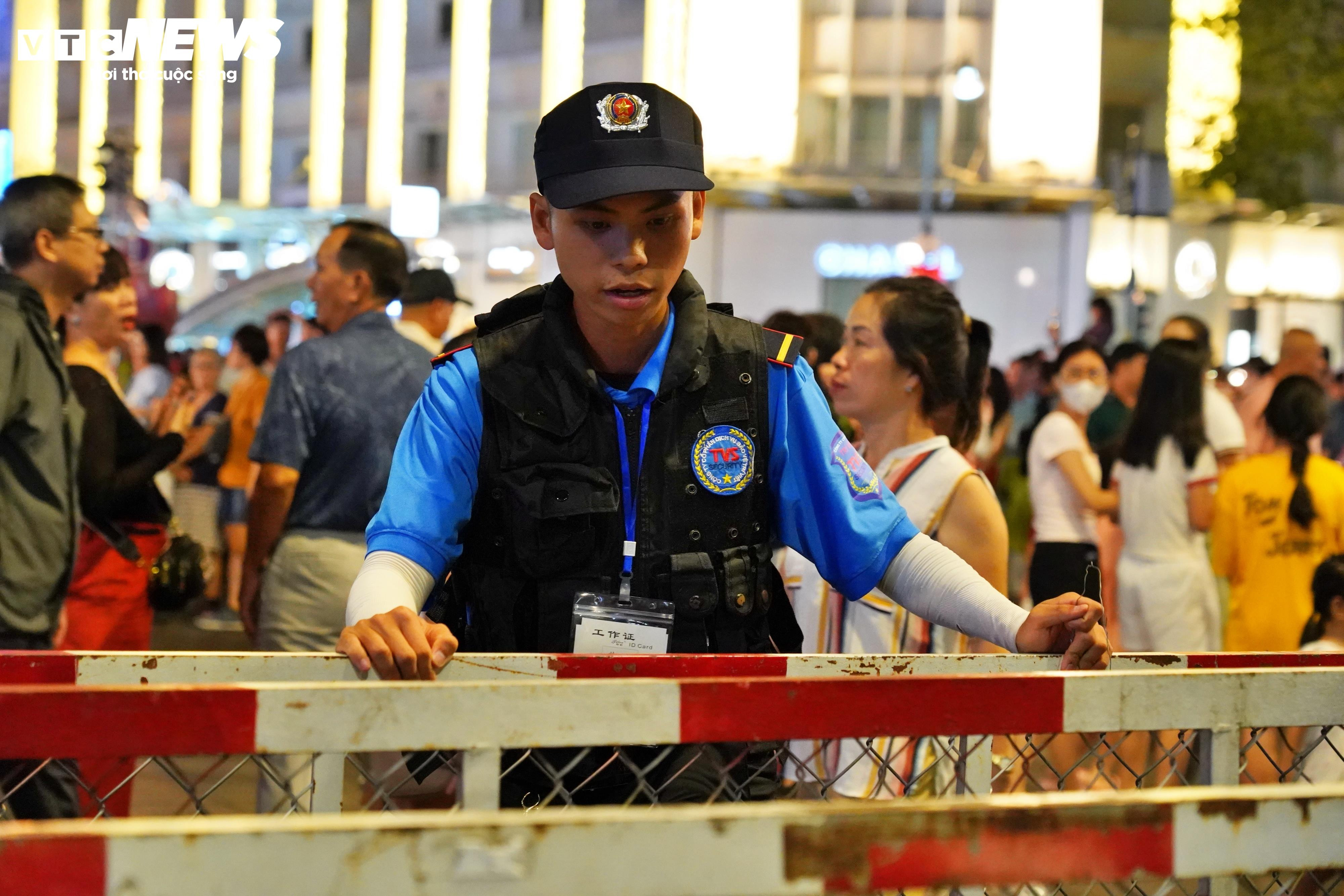 Du khách đứng chật kín xem khai mạc đường hoa Nguyễn Huệ - 12