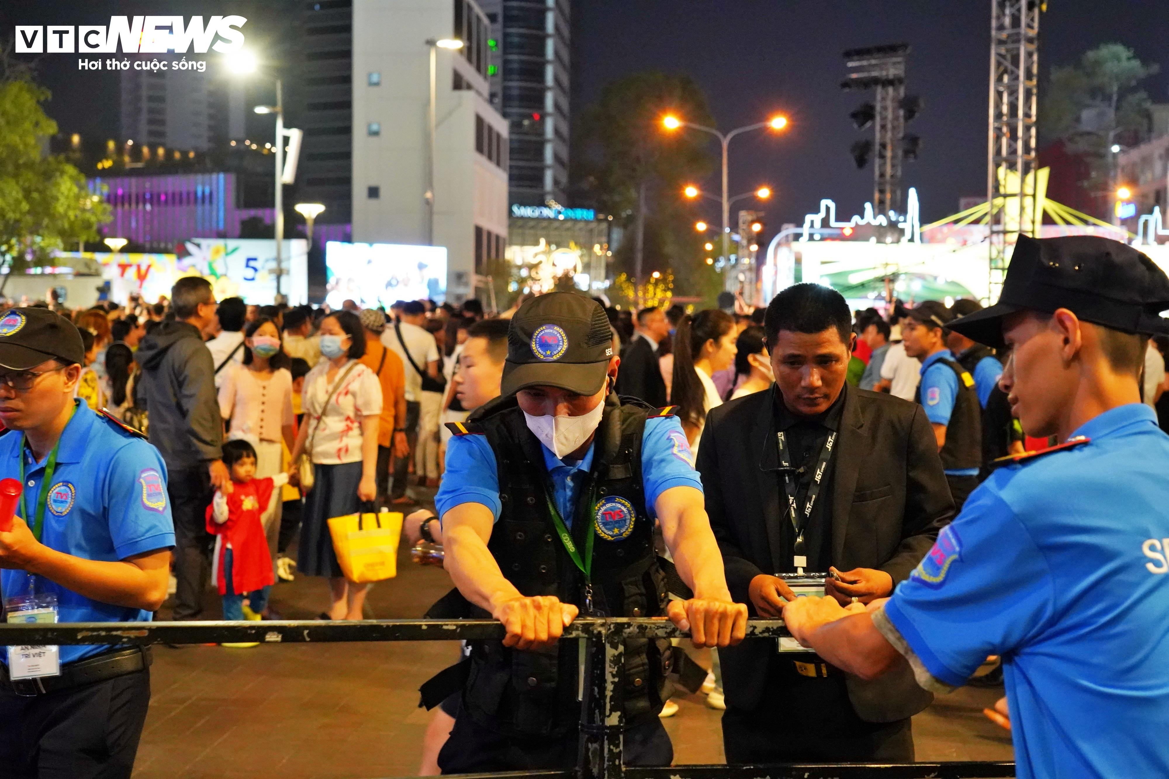 Du khách đứng chật kín xem khai mạc đường hoa Nguyễn Huệ - 5