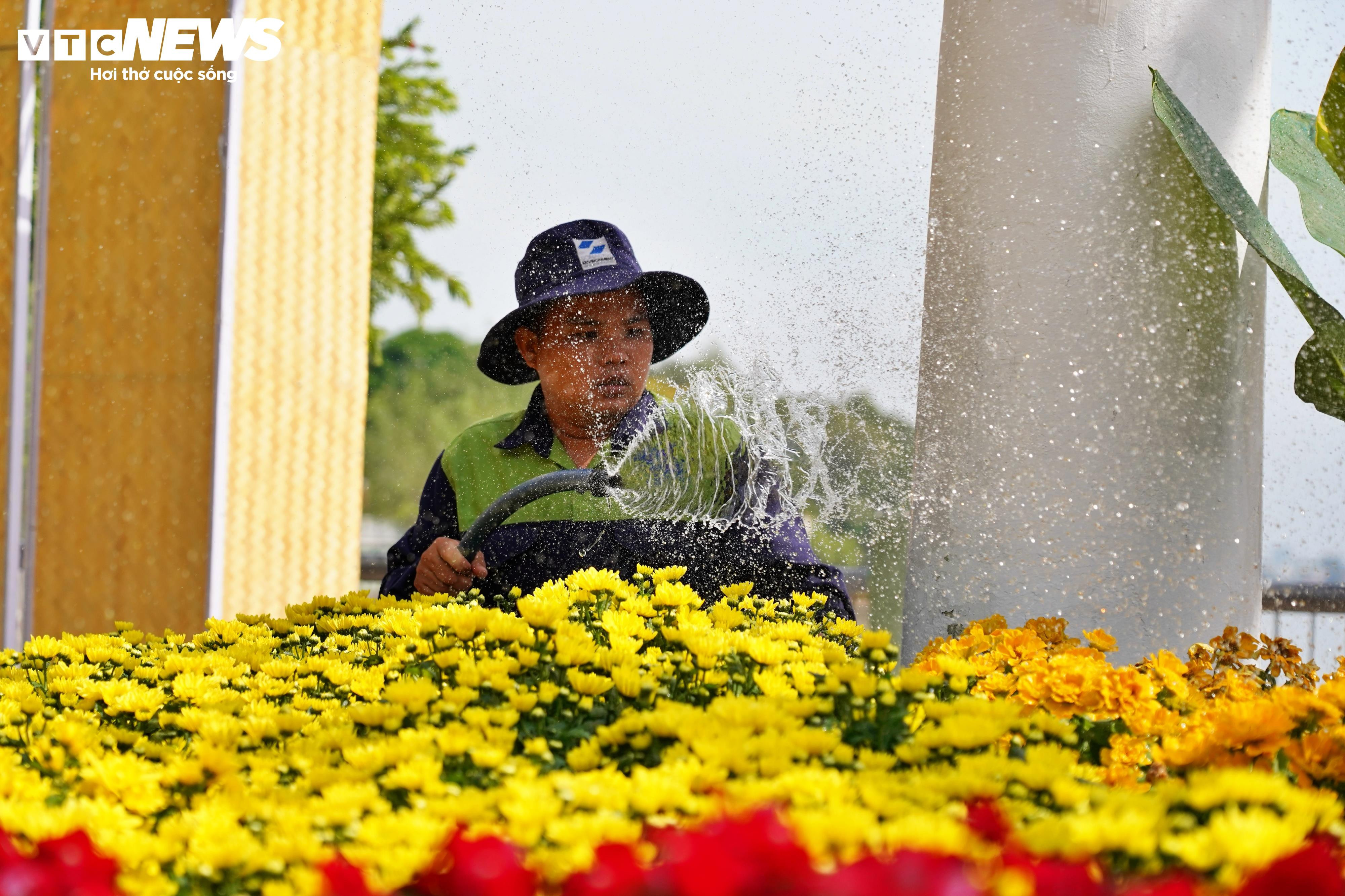 Lộ diện linh vật rắn ở đường hoa ven sông Đồng Nai - 6