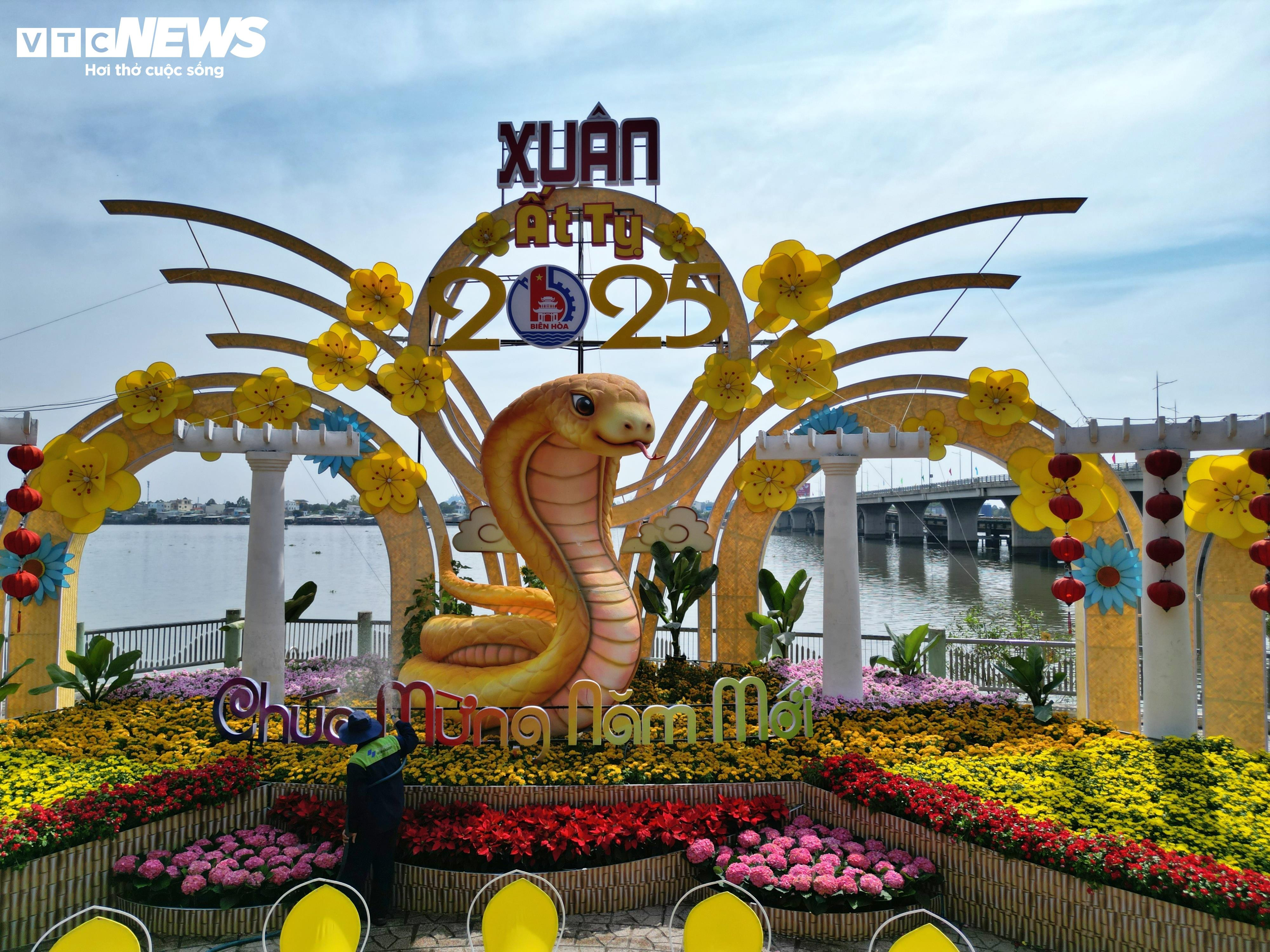 Lộ diện linh vật rắn ở đường hoa ven sông Đồng Nai - 1