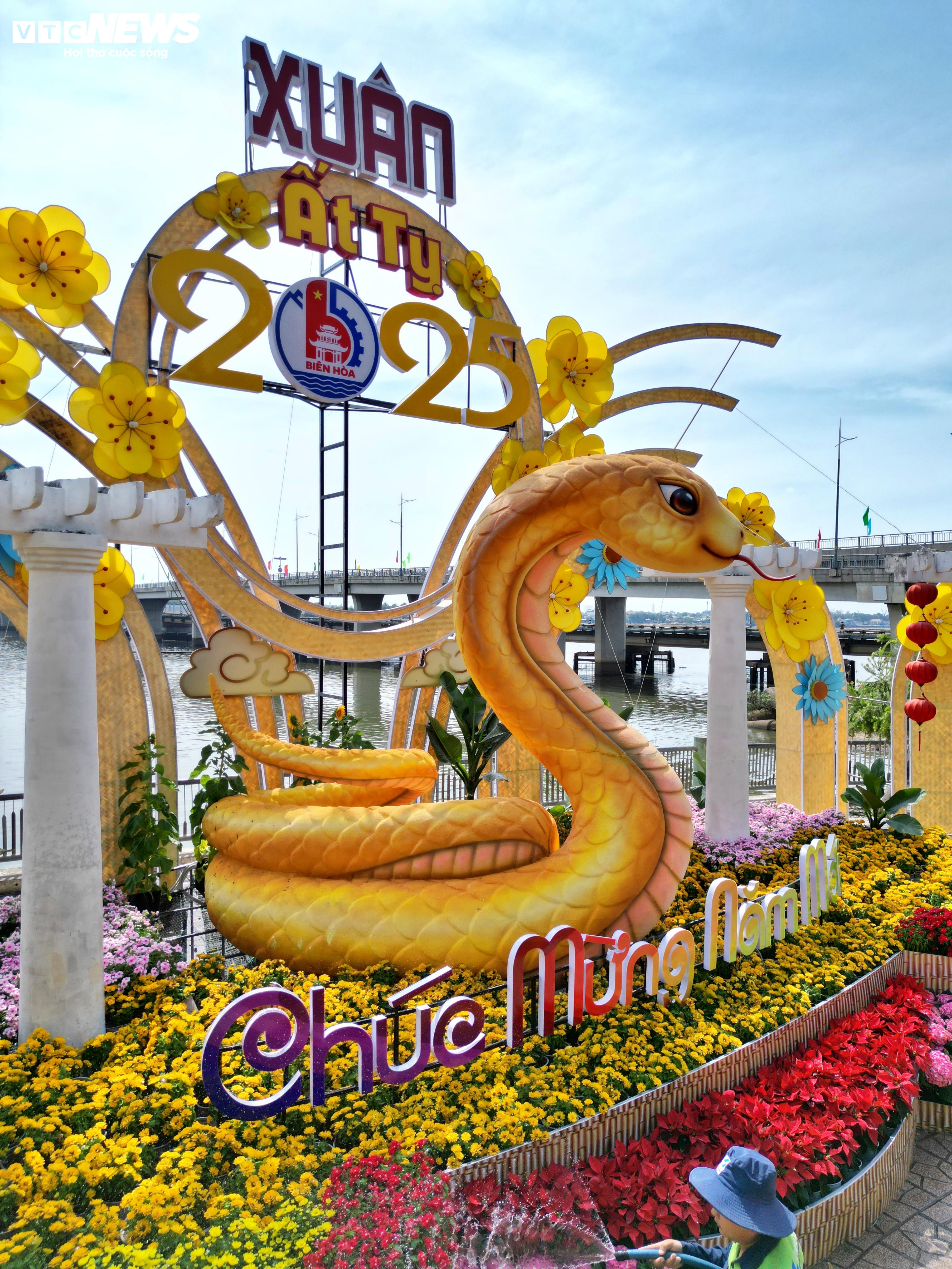 Lộ diện linh vật rắn ở đường hoa ven sông Đồng Nai - 4