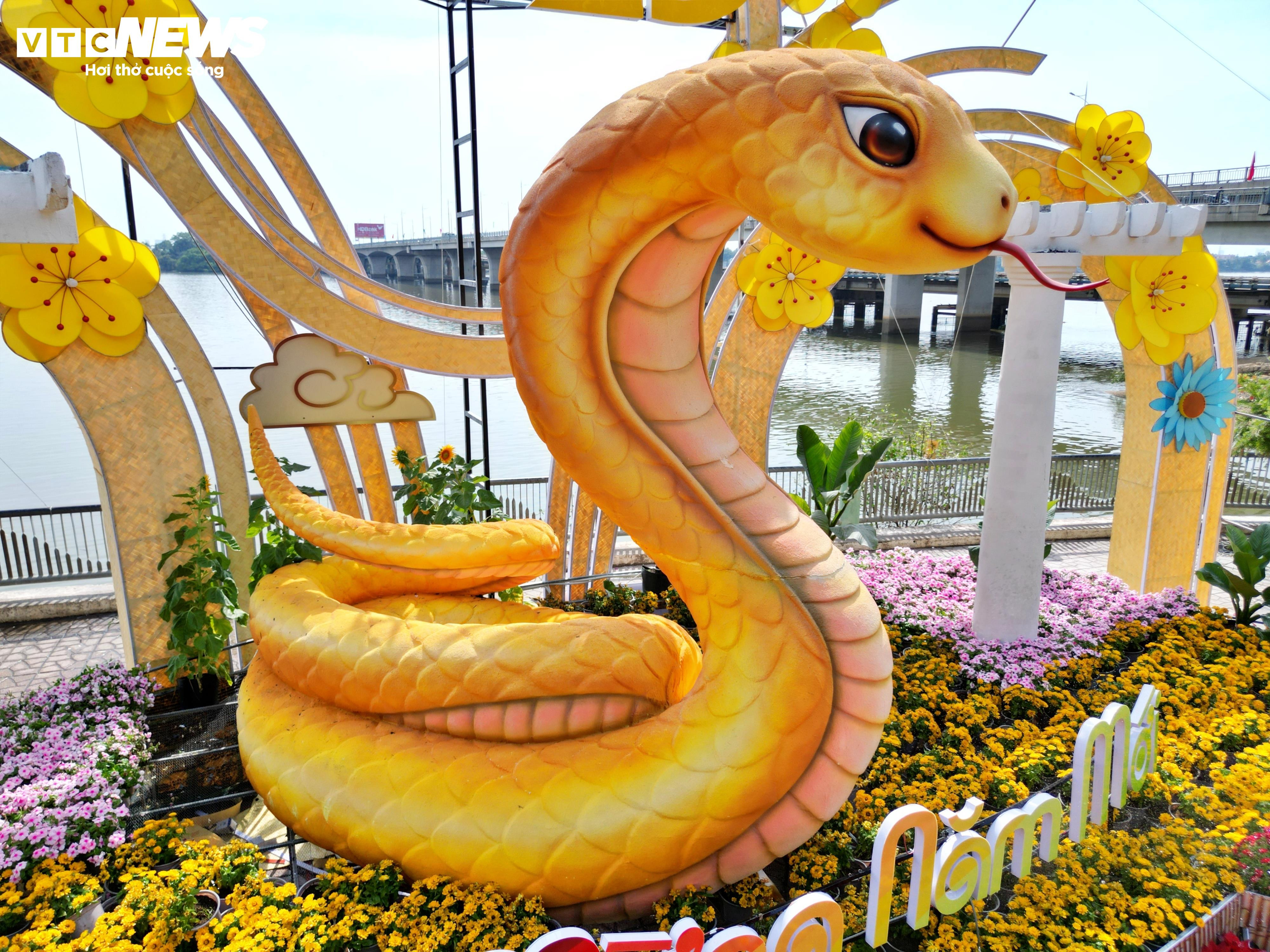 Lộ diện linh vật rắn ở đường hoa ven sông Đồng Nai - 3