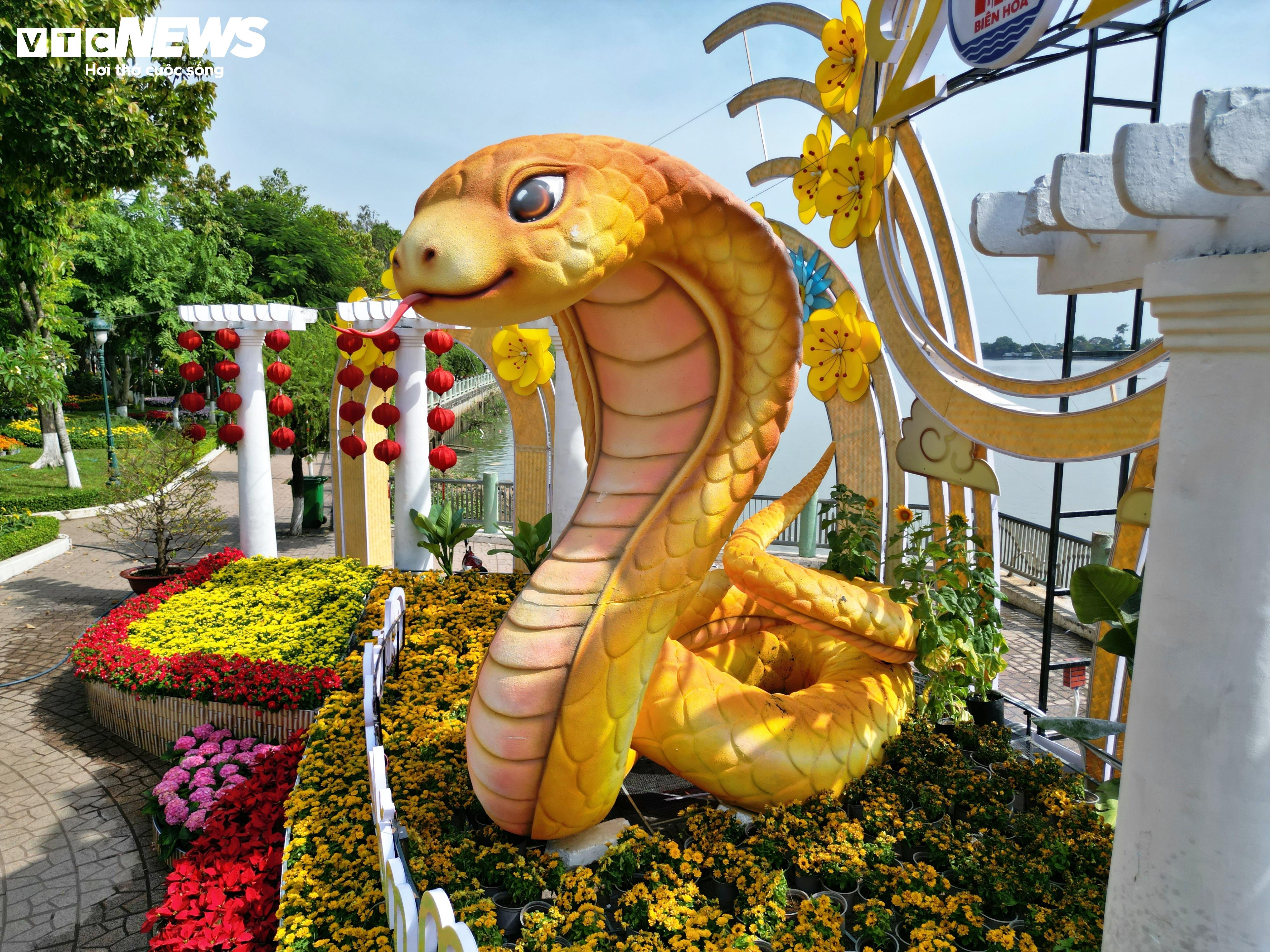 Lộ diện linh vật rắn ở đường hoa ven sông Đồng Nai - 2