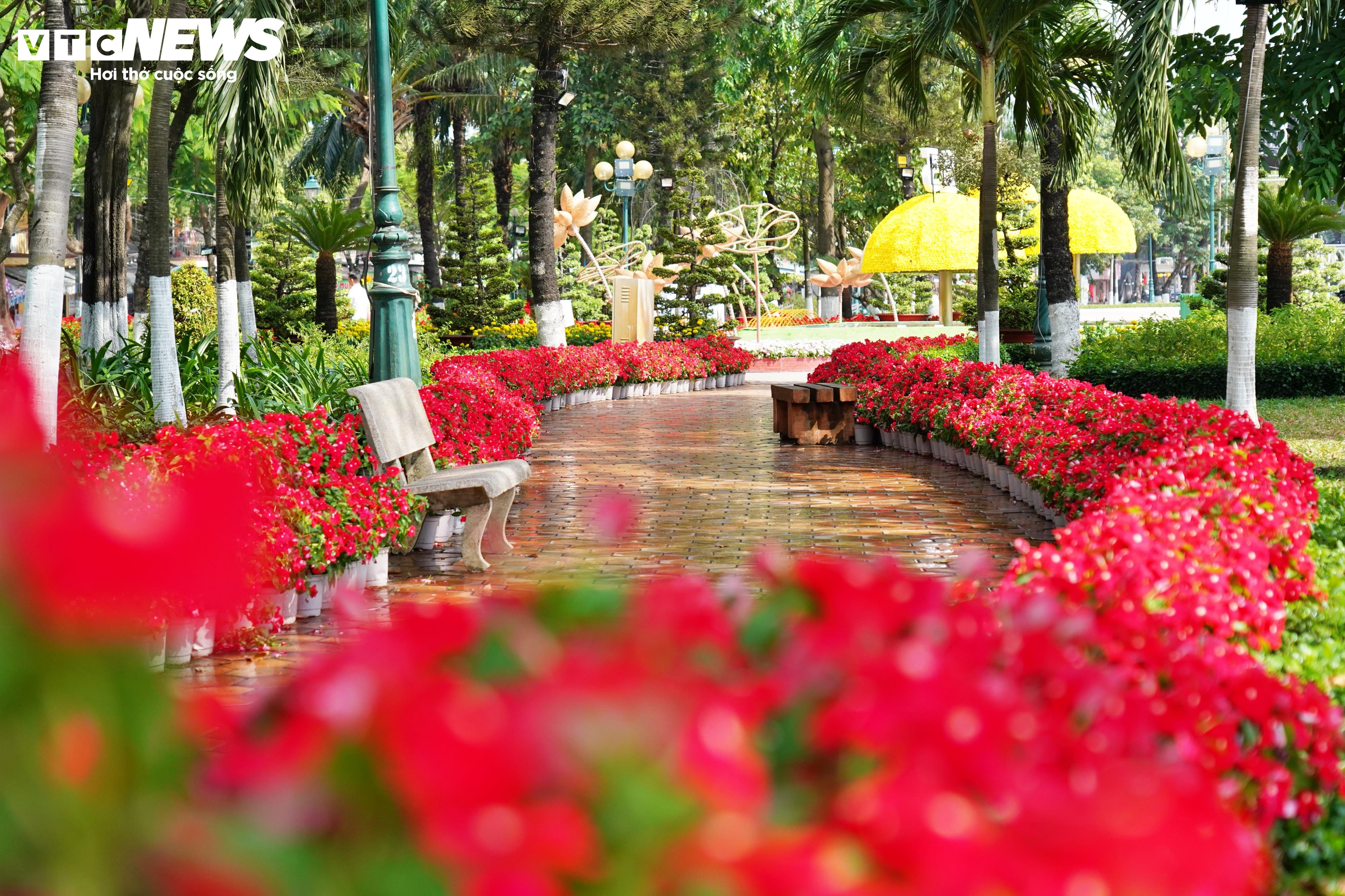 Lộ diện linh vật rắn ở đường hoa ven sông Đồng Nai - 7