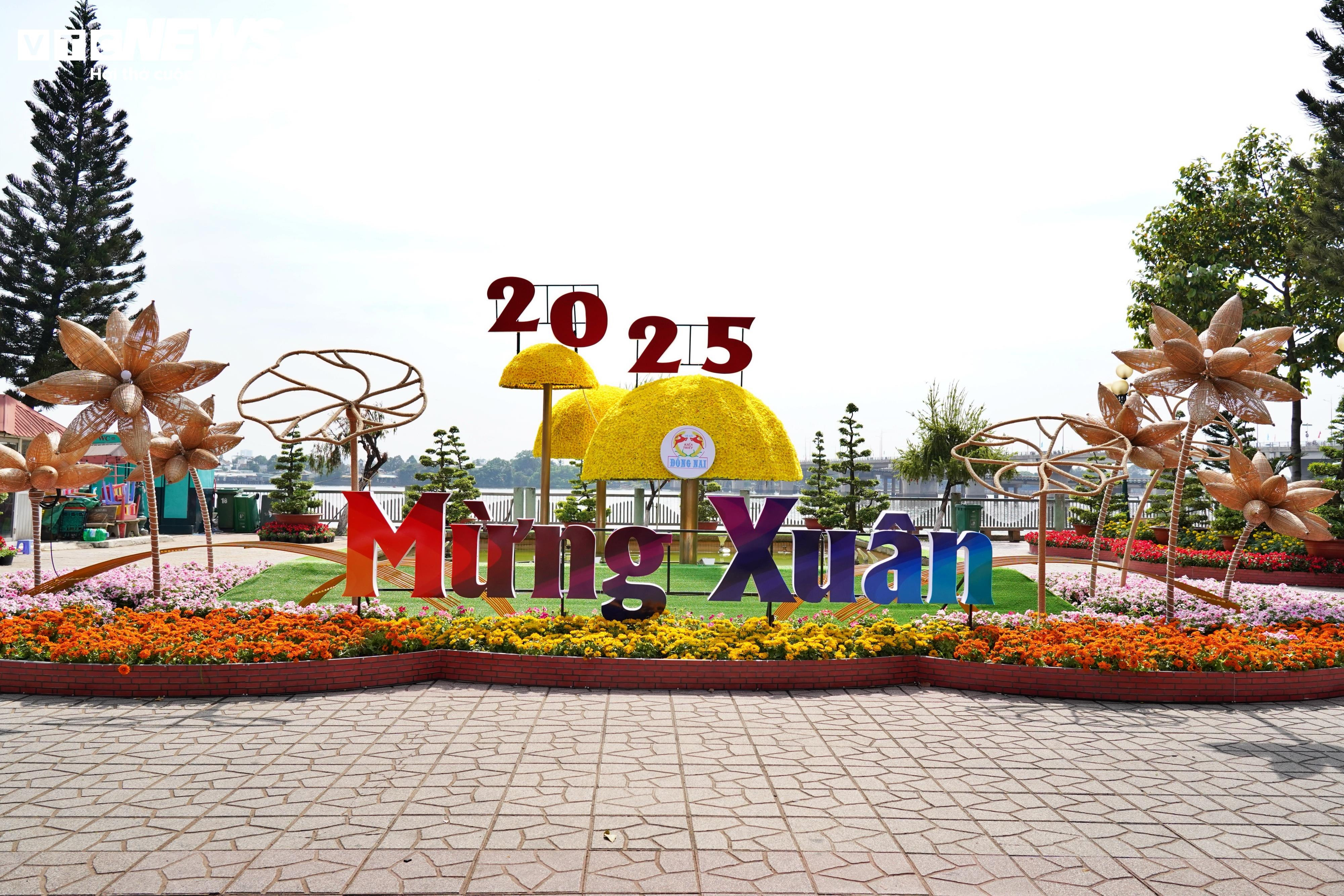 Lộ diện linh vật rắn ở đường hoa ven sông Đồng Nai - 9