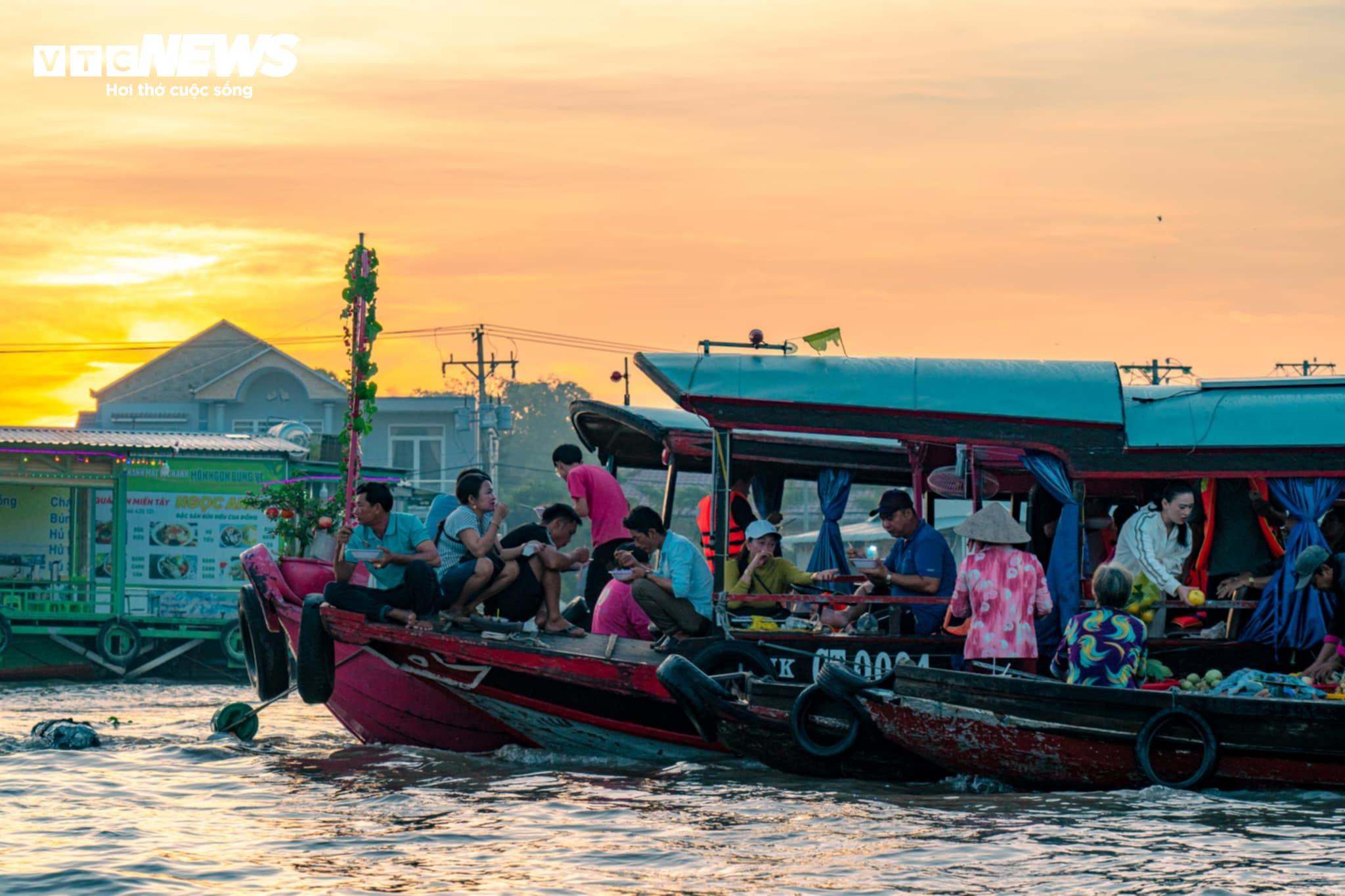 Ghe thuyền đầy ắp rau trái, chợ nổi Cái Răng rực rỡ ngày Tết - 11