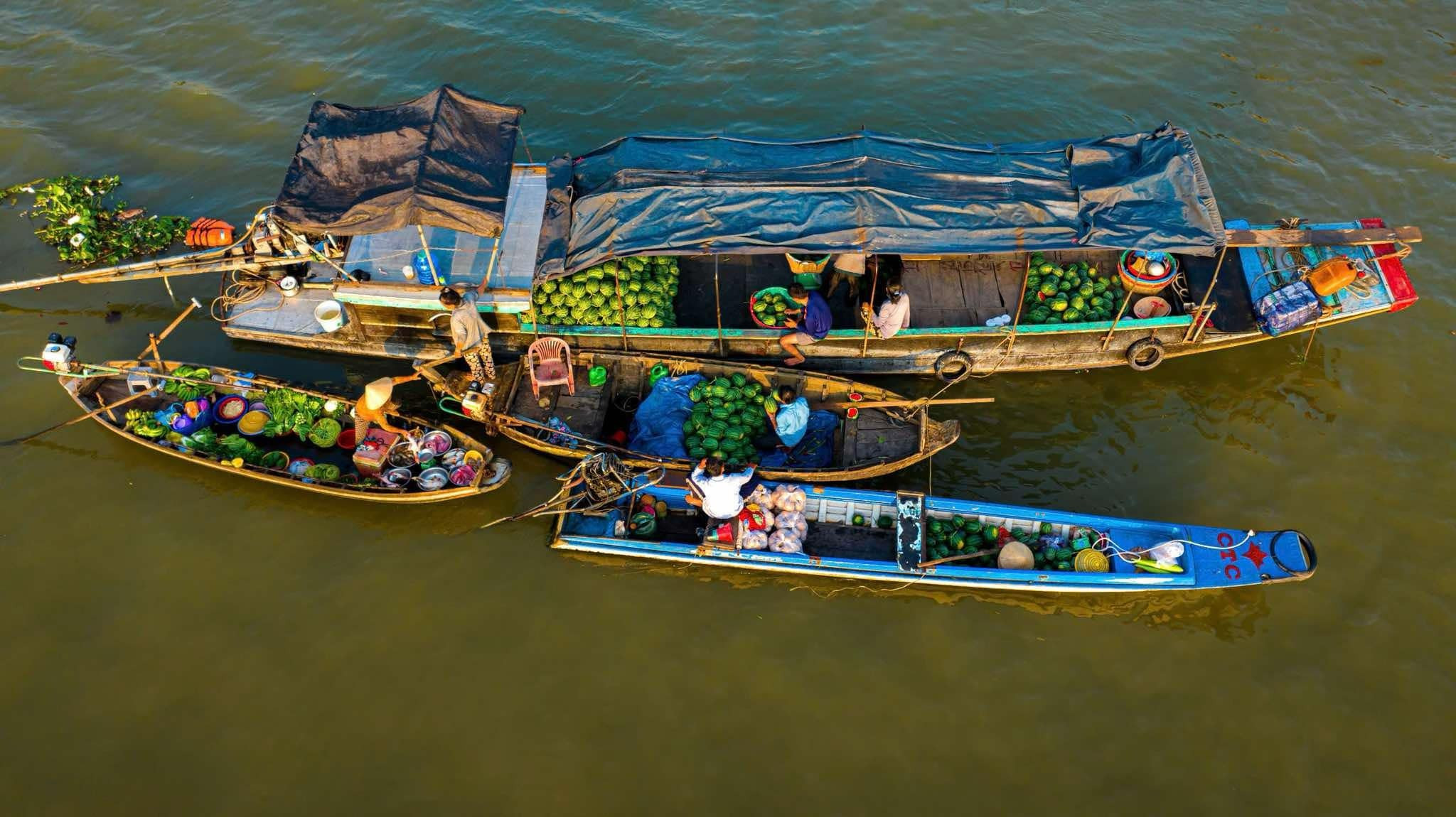 Ghe thuyền đầy ắp rau trái, chợ nổi Cái Răng rực rỡ ngày Tết - 18