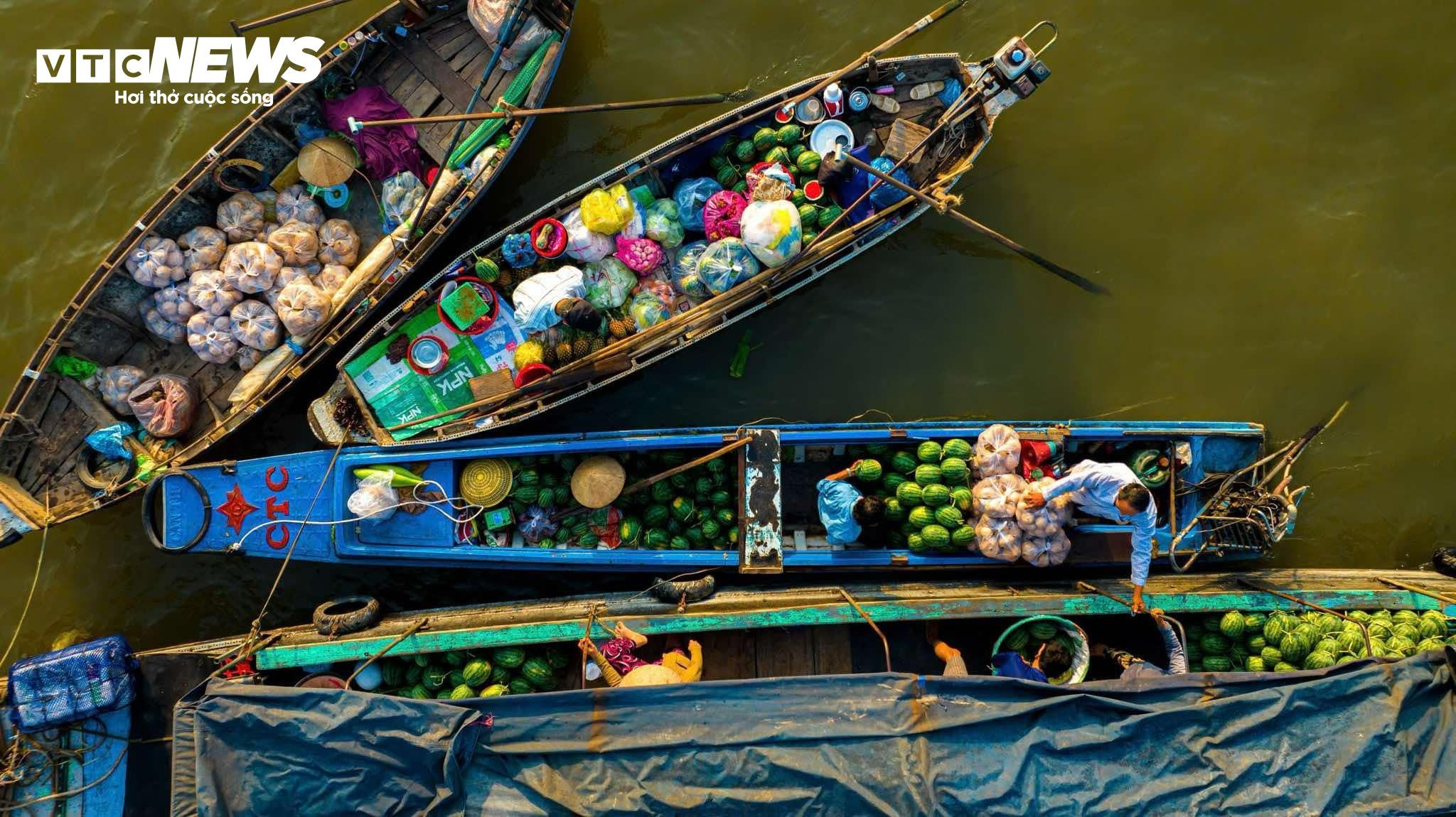 Ghe thuyền đầy ắp rau trái, chợ nổi Cái Răng rực rỡ ngày Tết - 20