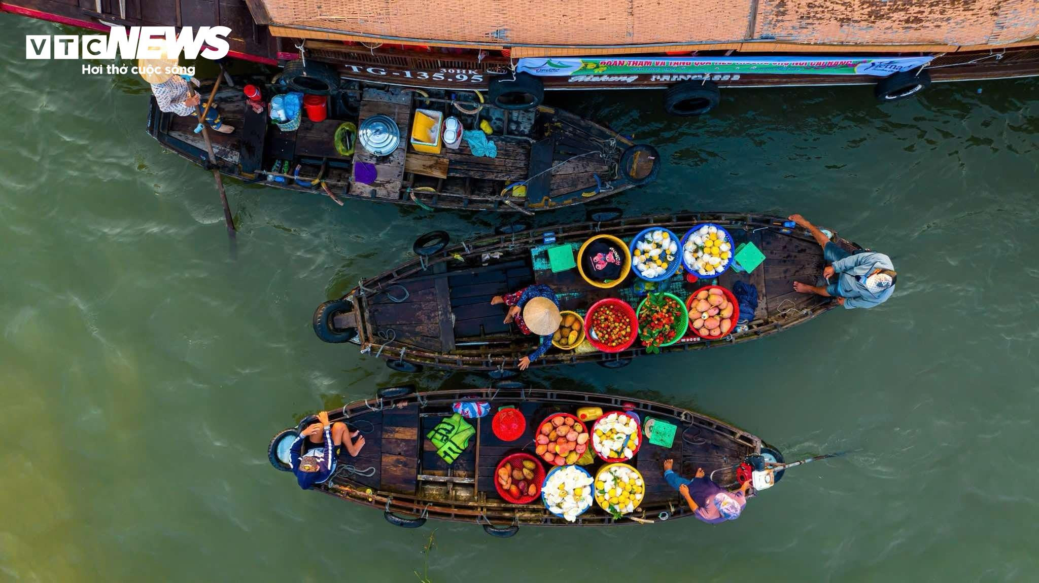 Ghe thuyền đầy ắp rau trái, chợ nổi Cái Răng rực rỡ ngày Tết - 21