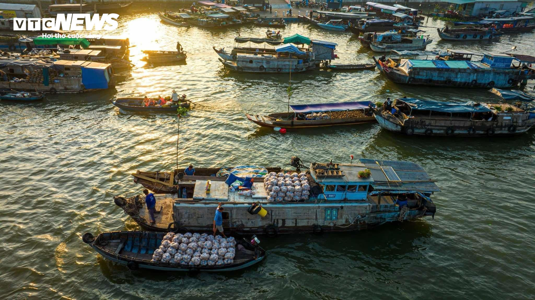 Ghe thuyền đầy ắp rau trái, chợ nổi Cái Răng rực rỡ ngày Tết - 19