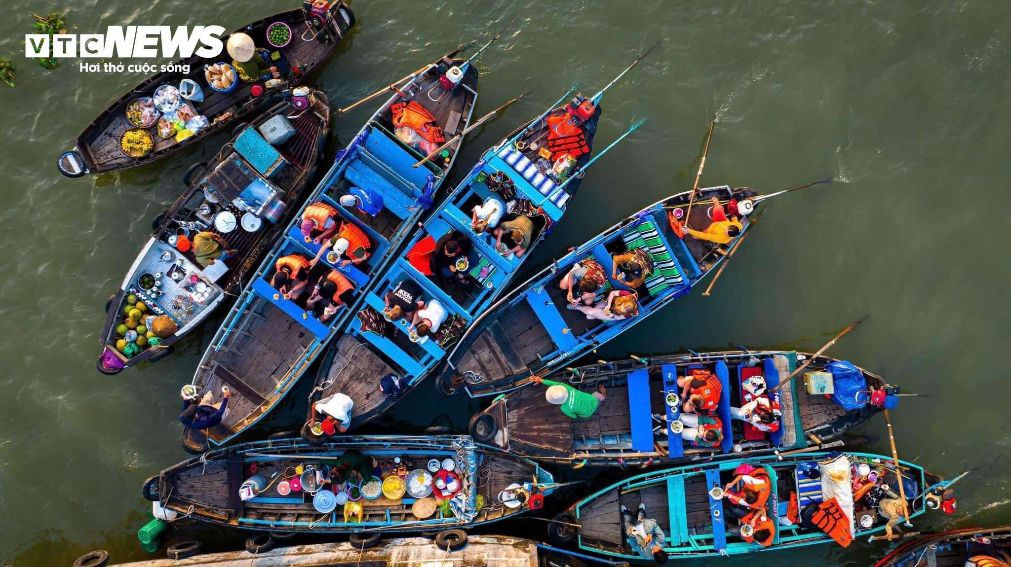 Ghe thuyền đầy ắp rau trái, chợ nổi Cái Răng rực rỡ ngày Tết - 13