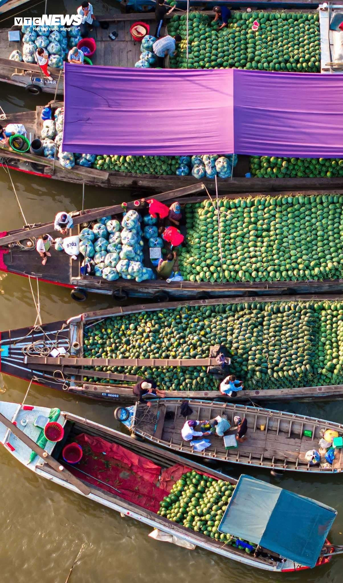 Ghe thuyền đầy ắp rau trái, chợ nổi Cái Răng rực rỡ ngày Tết - 16
