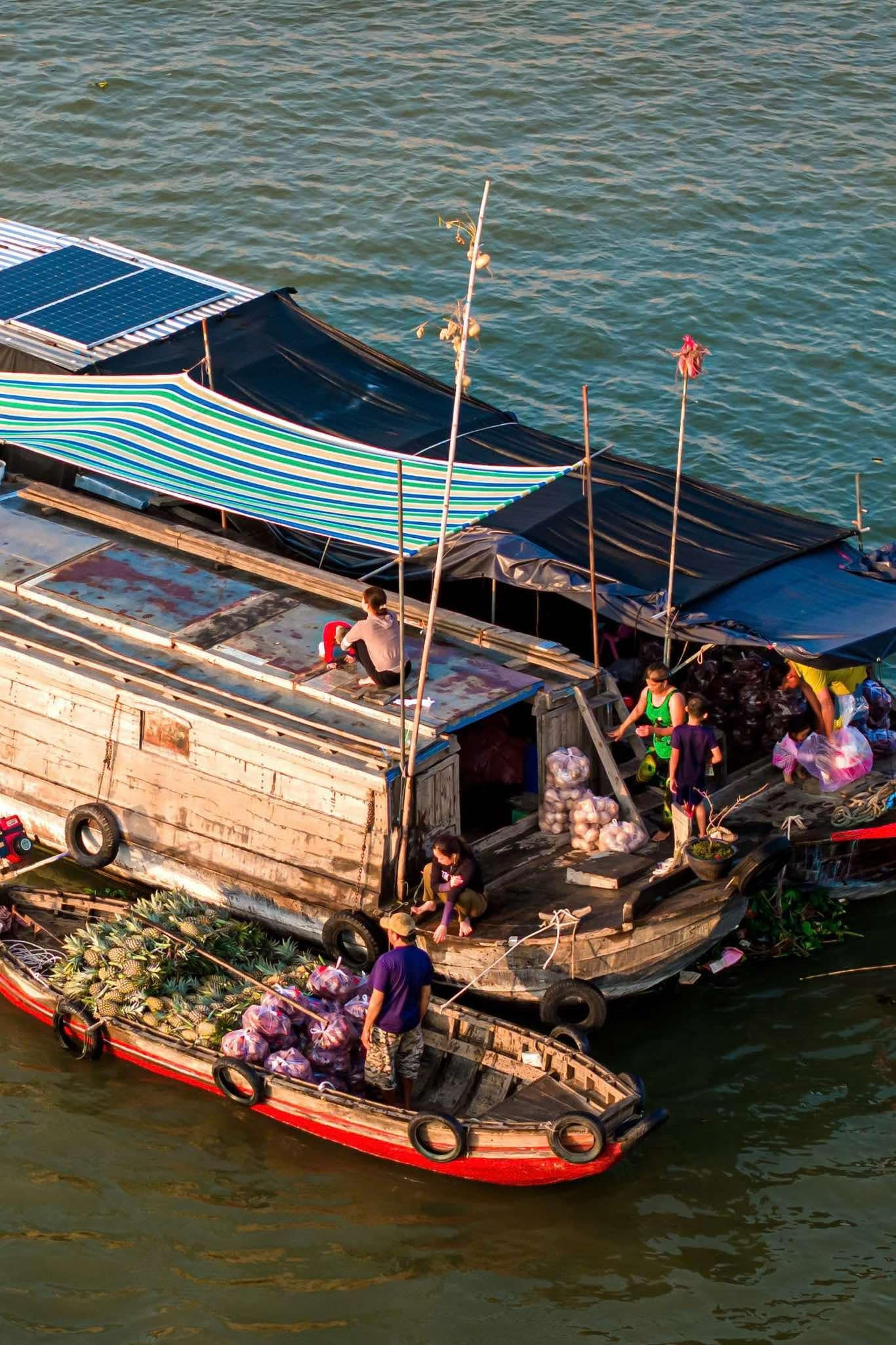 Ghe thuyền đầy ắp rau trái, chợ nổi Cái Răng rực rỡ ngày Tết - 3