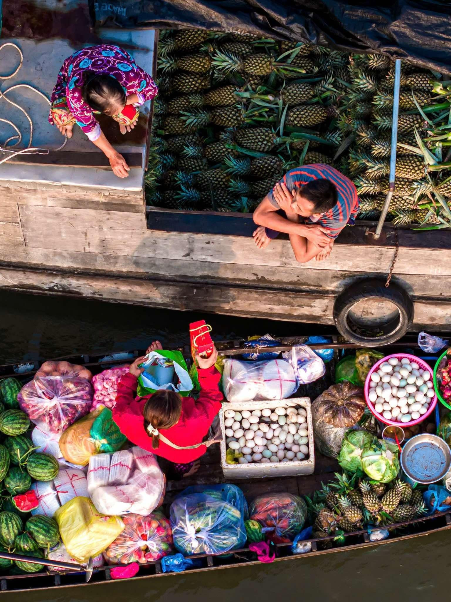 Ghe thuyền đầy ắp rau trái, chợ nổi Cái Răng rực rỡ ngày Tết - 8