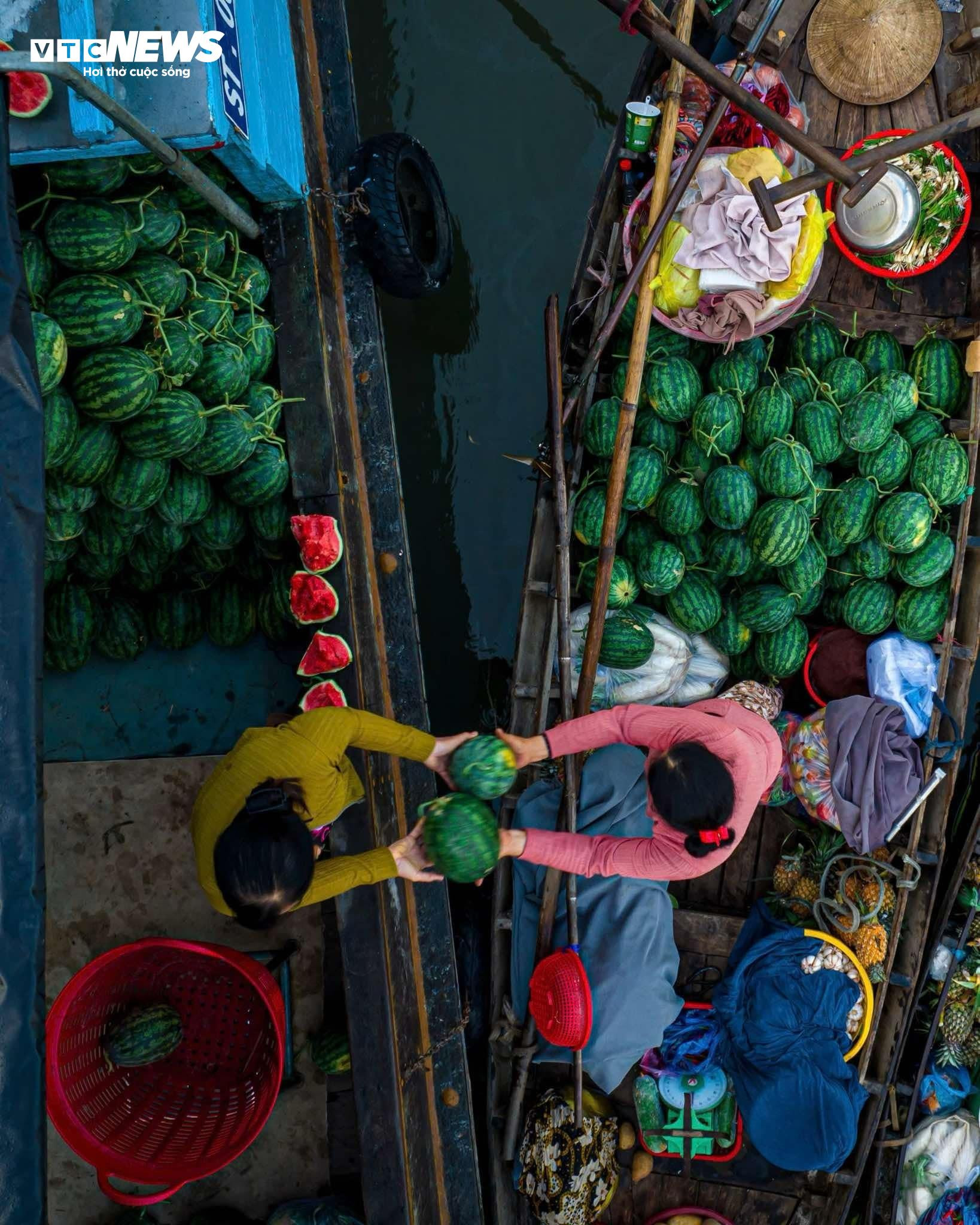 Ghe thuyền đầy ắp rau trái, chợ nổi Cái Răng rực rỡ ngày Tết - 4