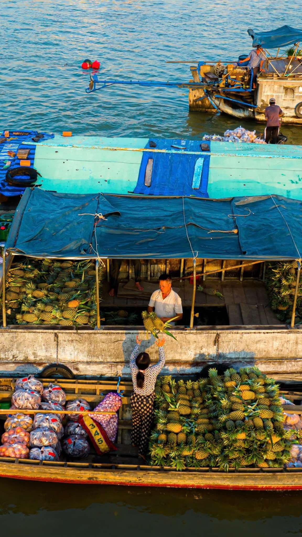 Ghe thuyền đầy ắp rau trái, chợ nổi Cái Răng rực rỡ ngày Tết - 7