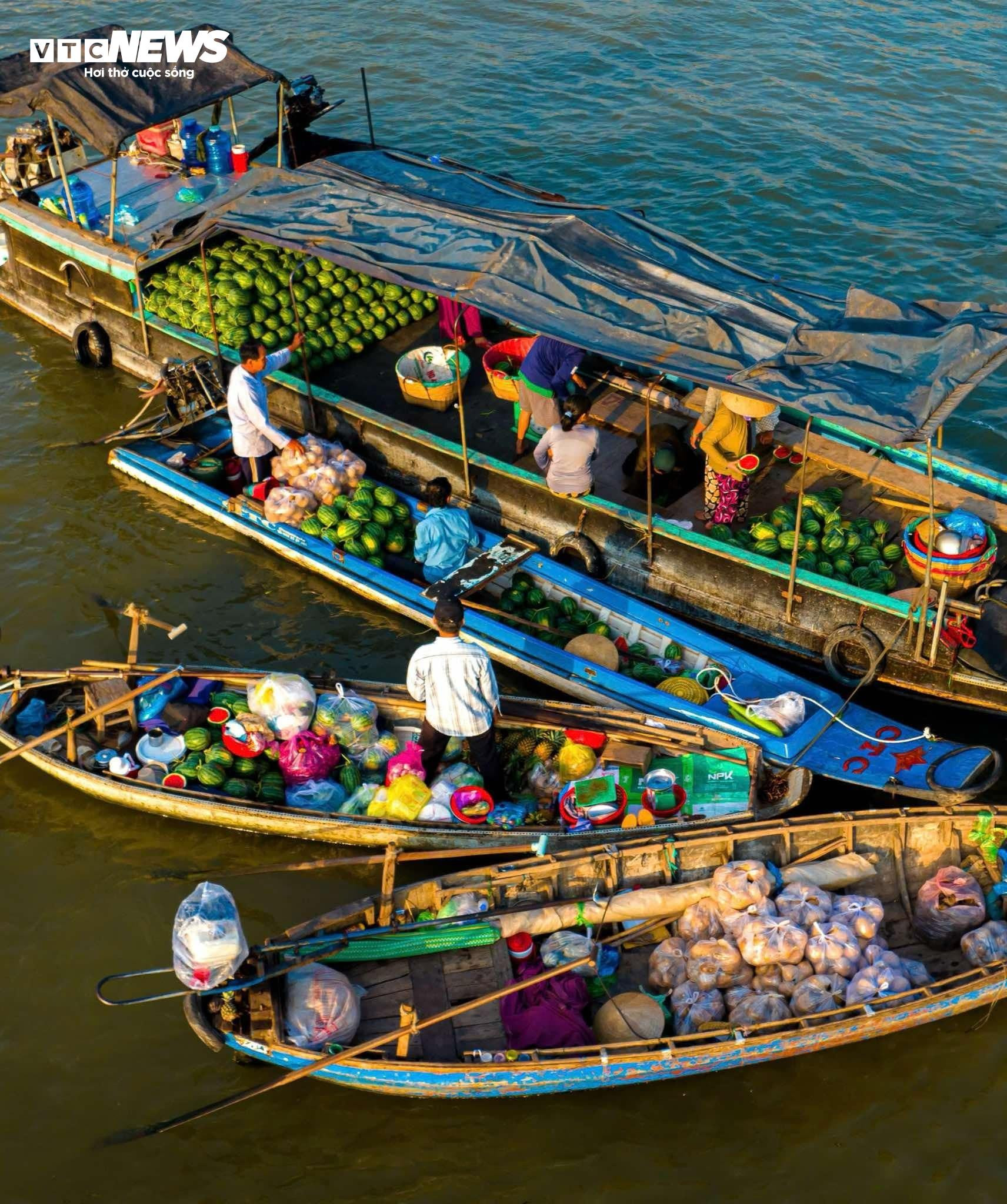 Ghe thuyền đầy ắp rau trái, chợ nổi Cái Răng rực rỡ ngày Tết - 2